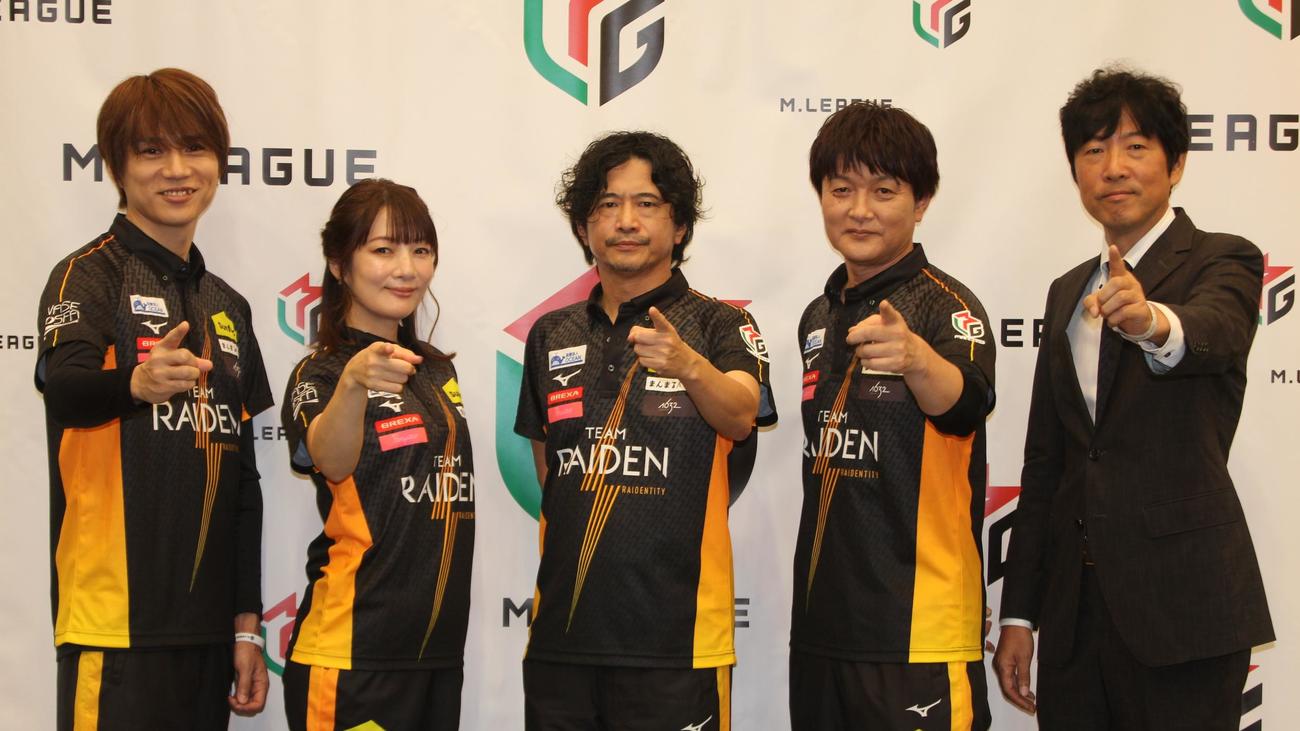 TEAM RAIDENの左から本田朋広、黒沢咲、萩原聖人、瀬戸熊直樹、高柳寛哉監督