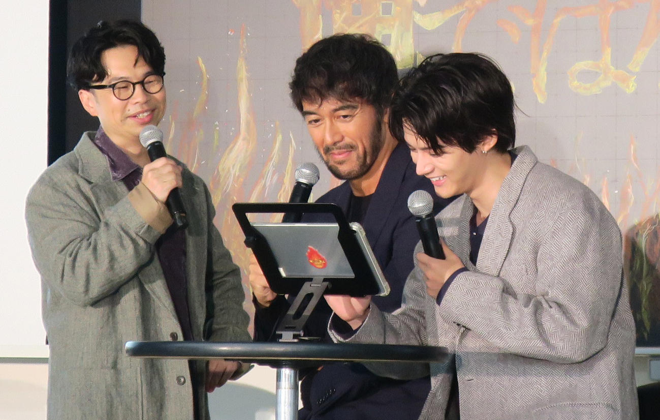 映画「俺ではない炎上」炎上体験イベントで。左から、浜野謙太、阿部寛、藤原大祐