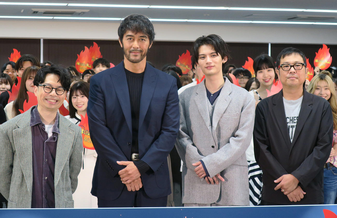 映画「俺ではない炎上」炎上体験イベントで。左から、浜野謙太、阿部寛、藤原大祐、筒井竜平プロデューサー