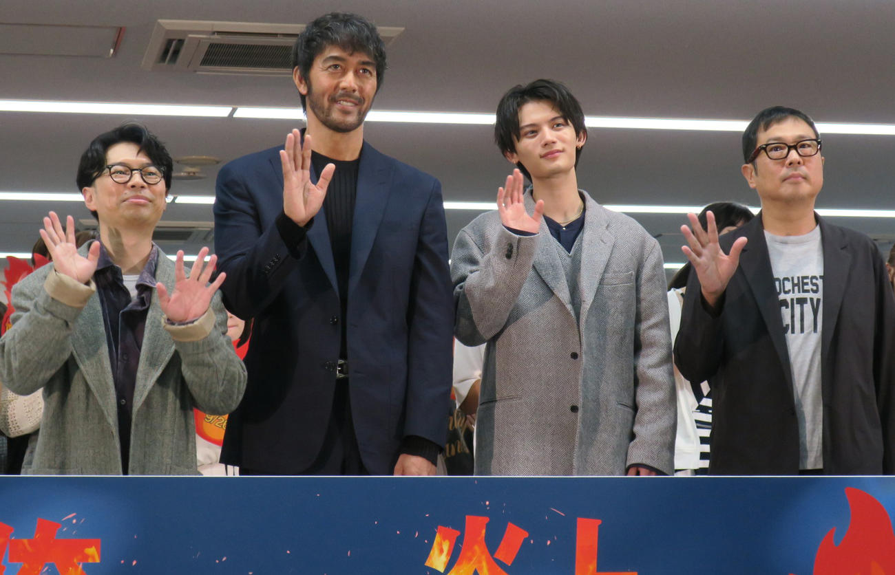 体験イベントに臨んだ、左から浜野謙太、阿部寛、藤原大祐、筒井竜平プロデューサー