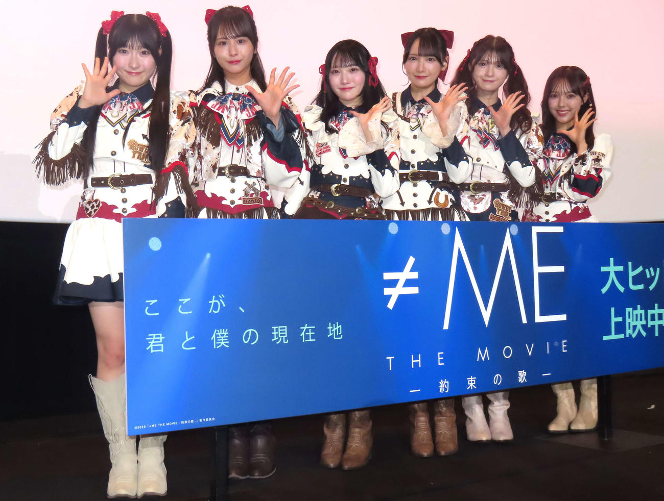 映画「≠ME THE MOVIE」大ヒット御礼舞台あいさつに登壇した、左から櫻井もも、尾木波菜、本田珠由記、鈴木瞳美、菅波美玲、落合希来里