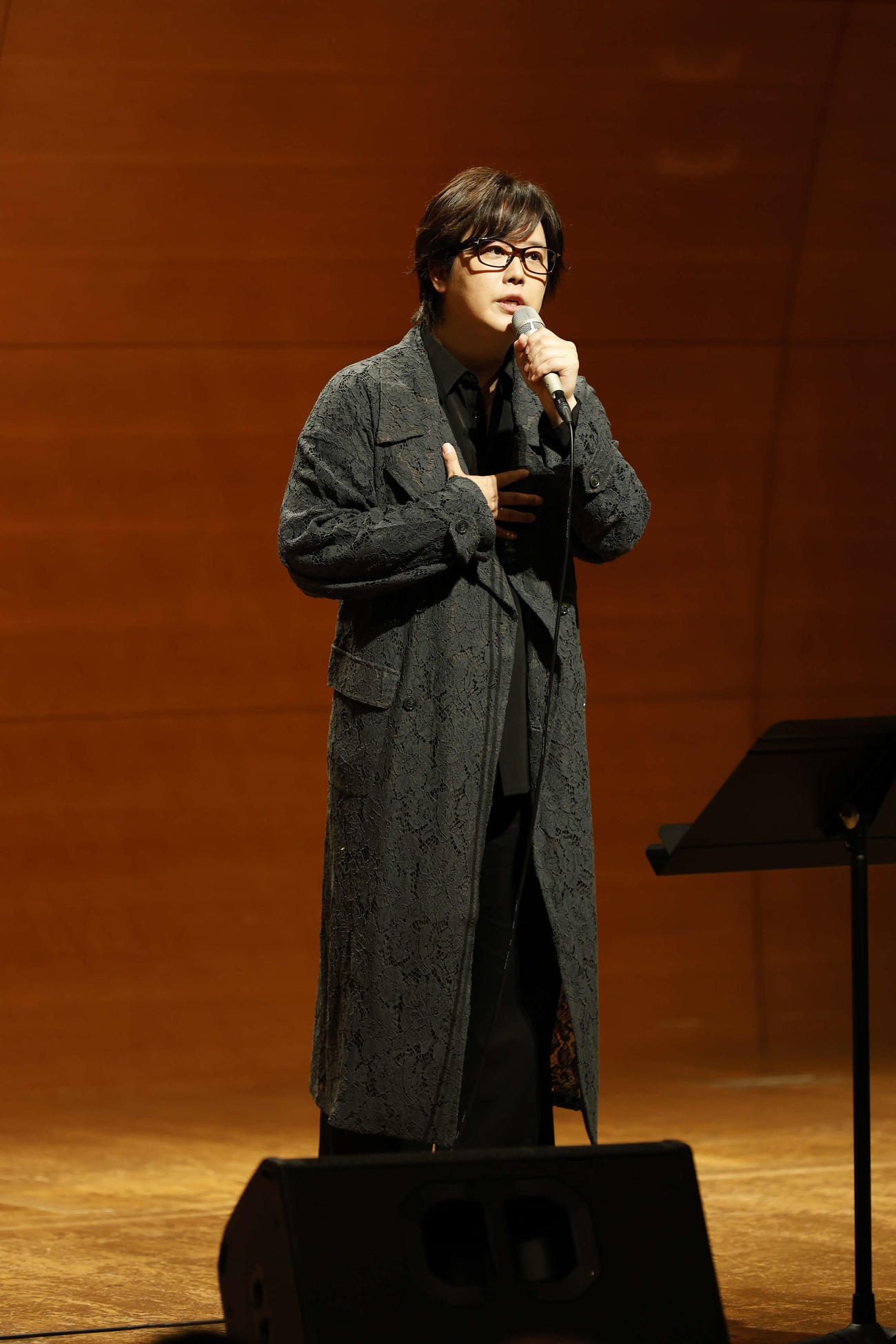 「殿堂顕彰者の歌を歌い継ぐ　第27回　谷村新司の世界」で歌唱する三浦祐太朗