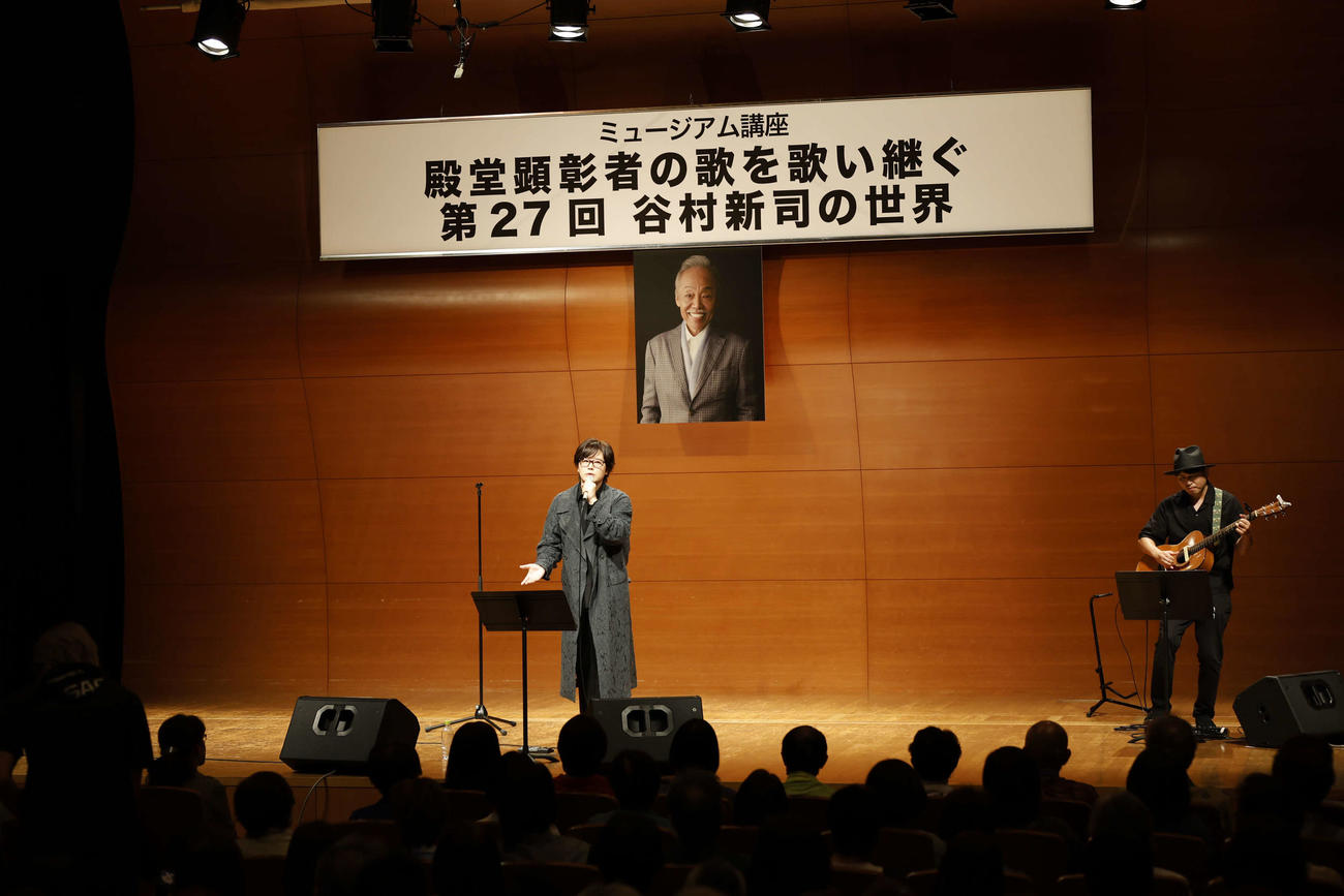 「殿堂顕彰者の歌を歌い継ぐ　第27回　谷村新司の世界」で歌唱する三浦祐太朗