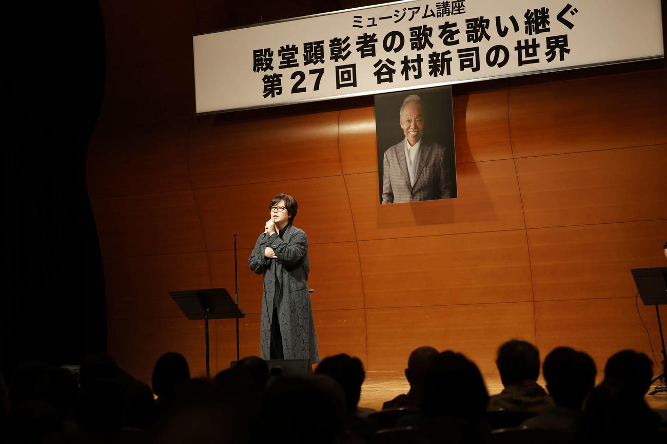 「殿堂顕彰者の歌を歌い継ぐ　第27回　谷村新司の世界」で歌唱する三浦祐太朗