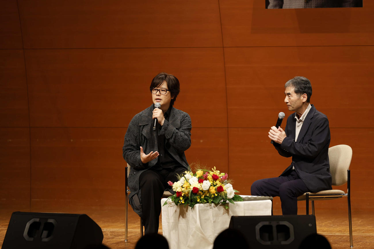 「殿堂顕彰者の歌を歌い継ぐ　第27回　谷村新司の世界」に出席した三浦祐太朗（左）と富澤一誠氏