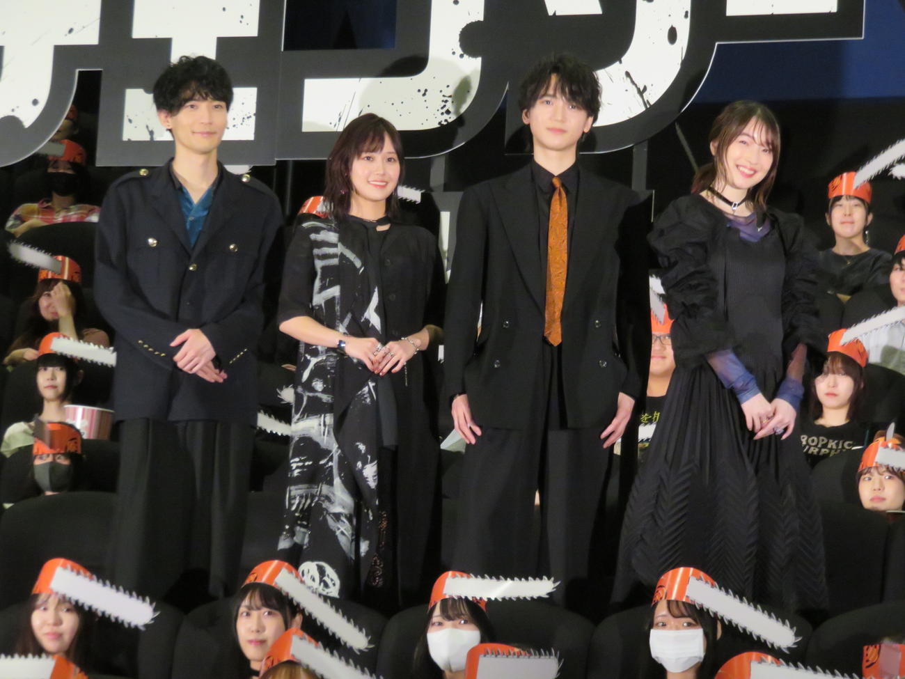 映画「劇場版『チェンソーマンレゼ編』」のワールドプレミア舞台あいさつに登場した、左から坂田将吾、楠木ともか、戸谷菊之介、上田麗奈