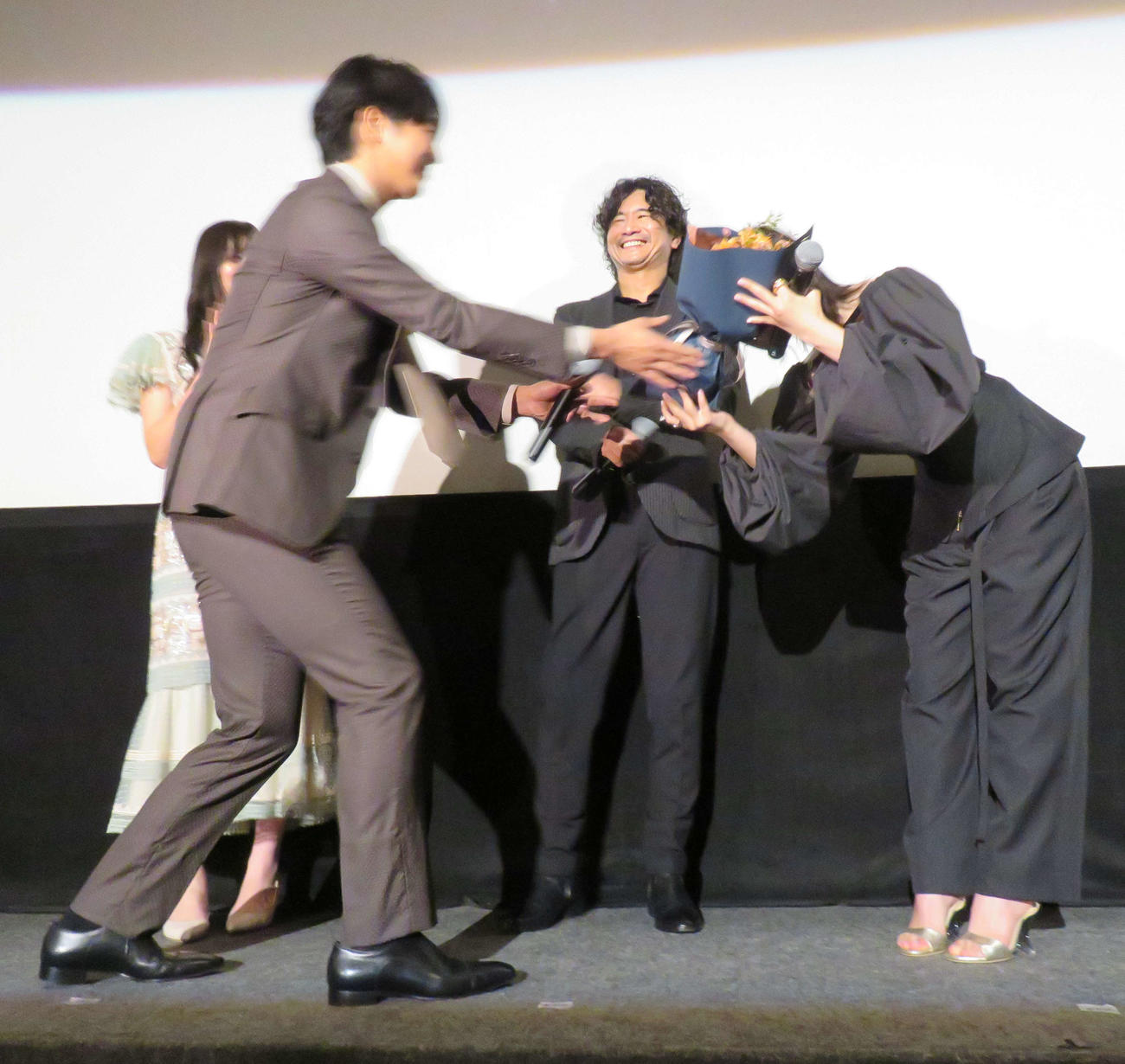 映画「By 6 am　夜が明ける前に」完成披露試写会で、武田梨奈にブーケを贈ったGENERATIONS片寄涼太（左。中央は萩原聖人）（撮影・村上幸将）