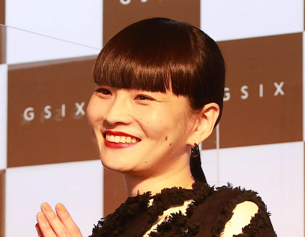 妻の秋元梢（2021年撮影）