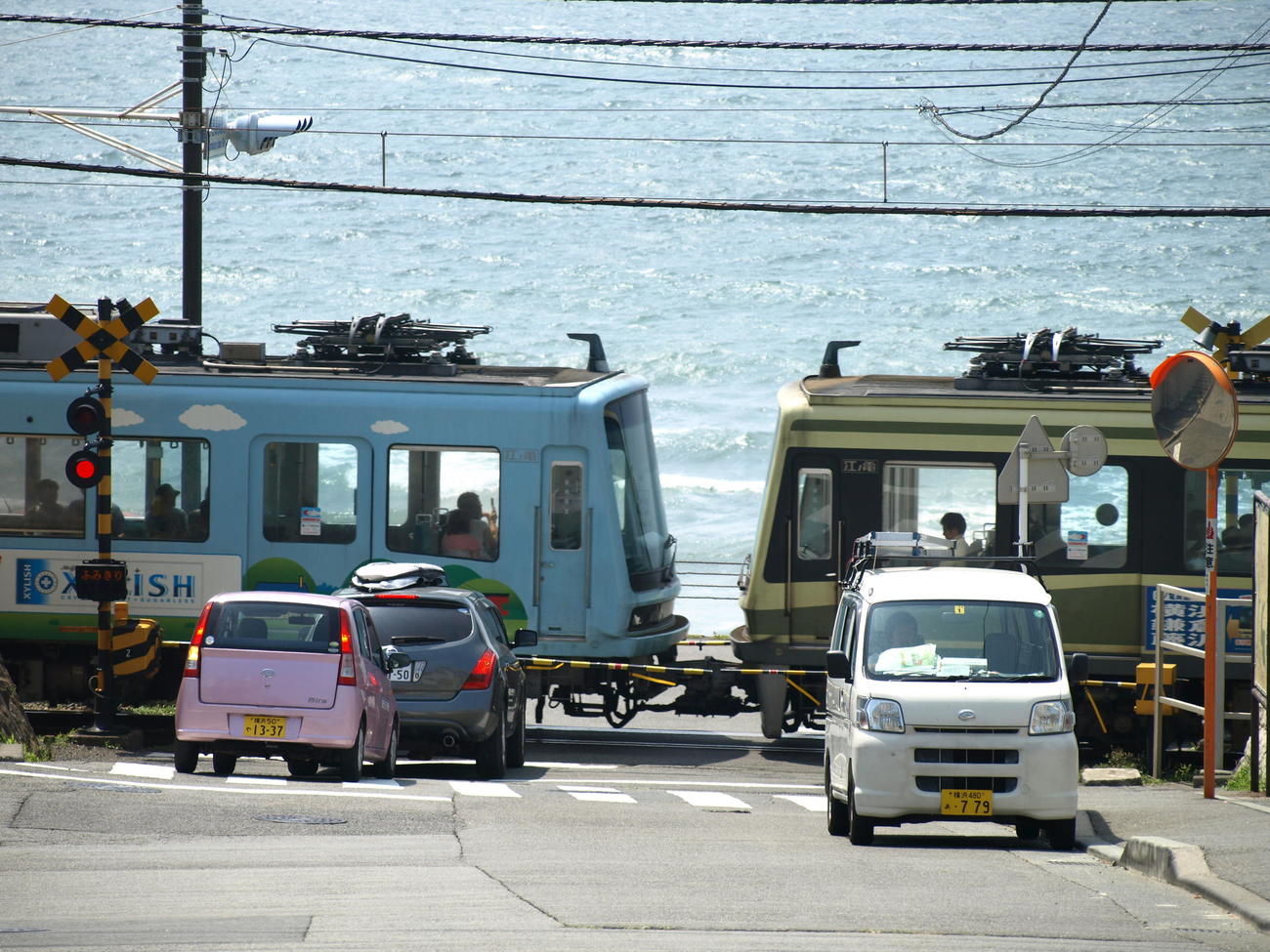 江ノ島電鉄の鎌倉高校前〜七里ヶ浜間（2008年8月撮影）