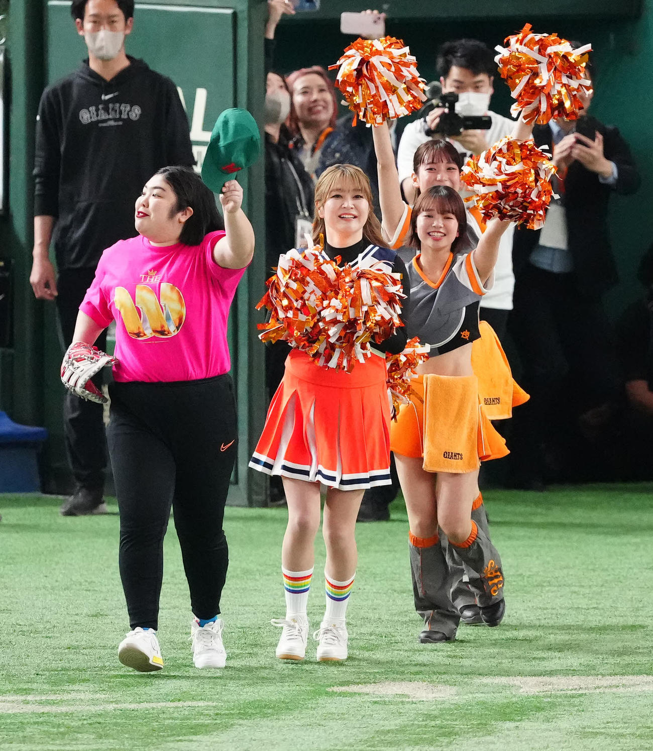 チアガール姿の稲田美紀（中央）（2024年3月）