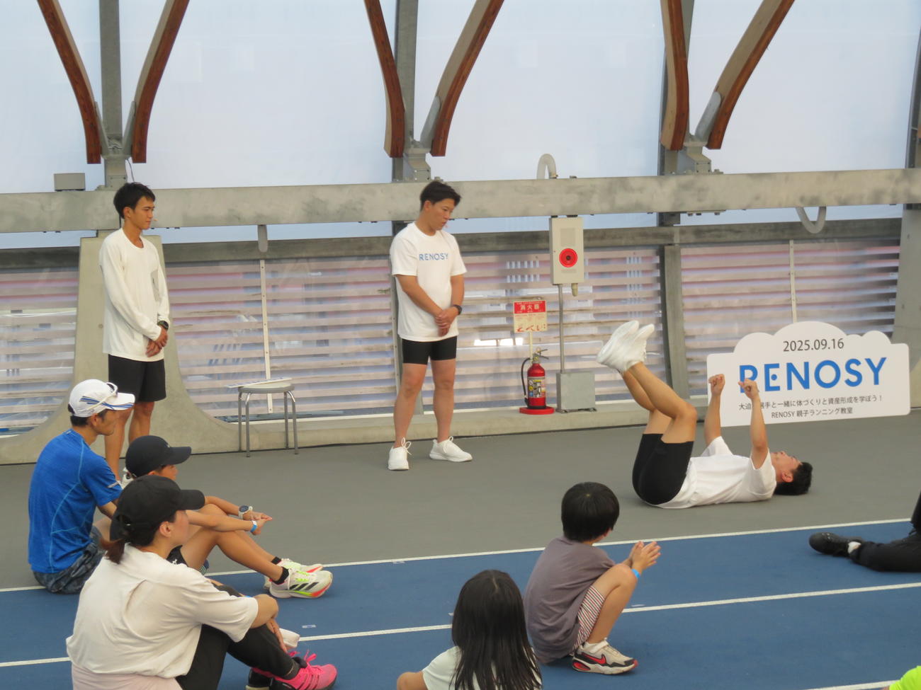 背中ジャンプを披露する太田博久