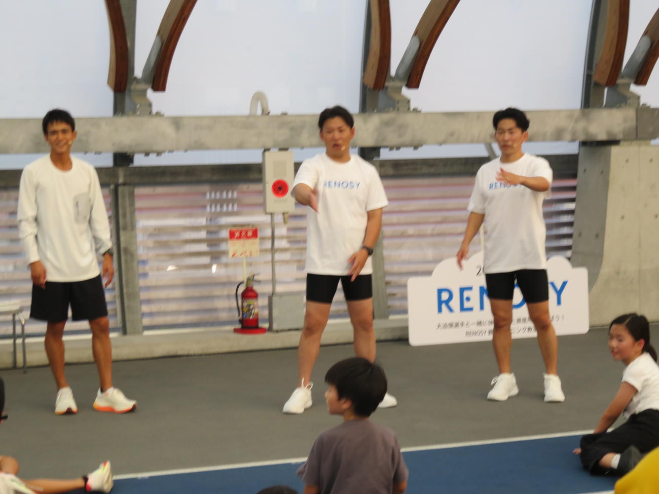 「大迫傑選手と一緒に体づくりと資産形成を学ぼう！RENOSY親子ランニング教室」に参加した、前列左から大迫傑選手、おたけ、太田博久