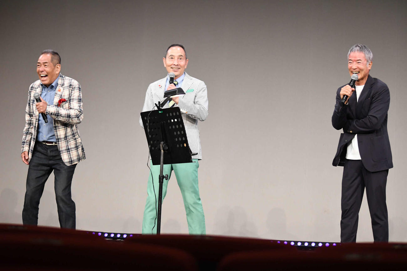 50周年記念ライブツアーを開催する大平サブロー（右）とゲスト出演するザ・ぼんちのぼんちおさむ（左）と里見まさと（撮影・阪口孝志）