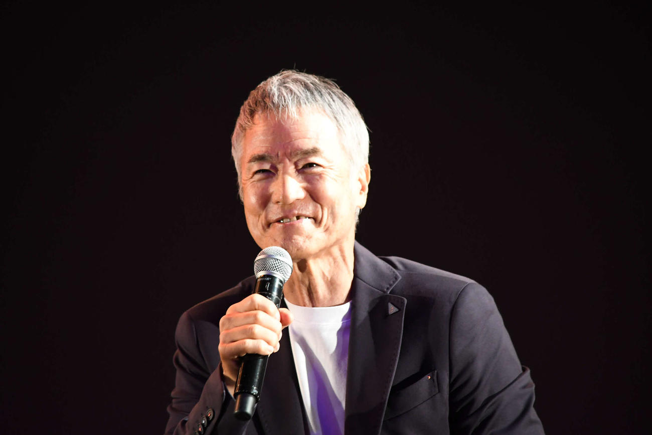 50周年記念アルバム収録曲を歌う大平サブロー（撮影・阪口孝志）