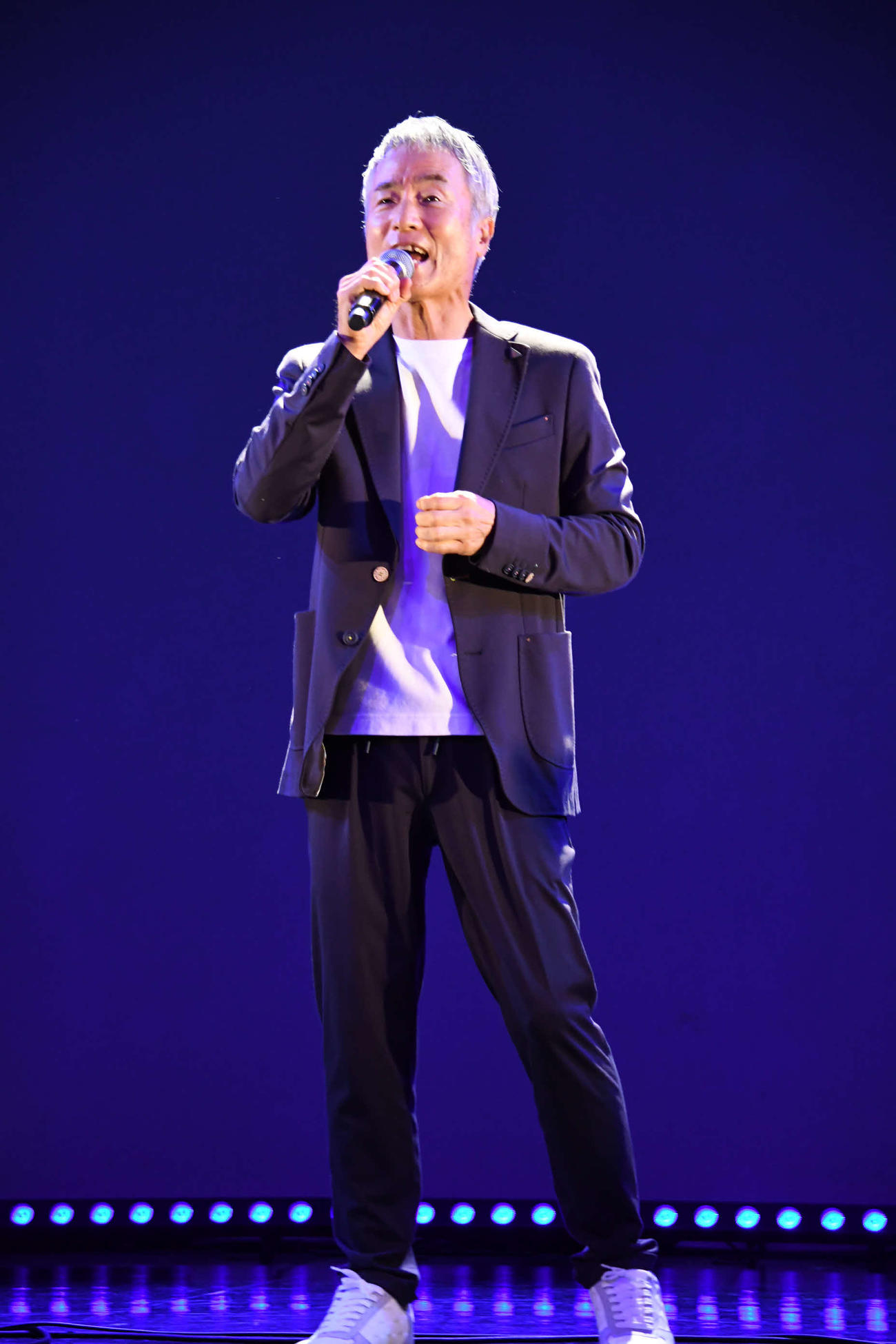 50周年記念アルバム収録曲を歌う大平サブロー（撮影・阪口孝志）