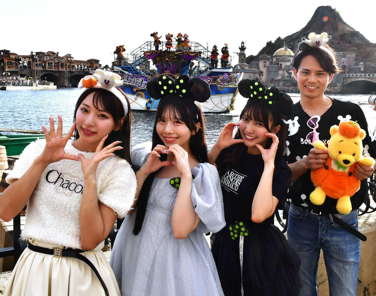 「ディズニー・ハロウィーン」のリポートを行った、左からSWEET STEADYの塩川莉世、栗田なつか、山内咲奈、俳優の近藤雄介（撮影・松尾幸之介）
