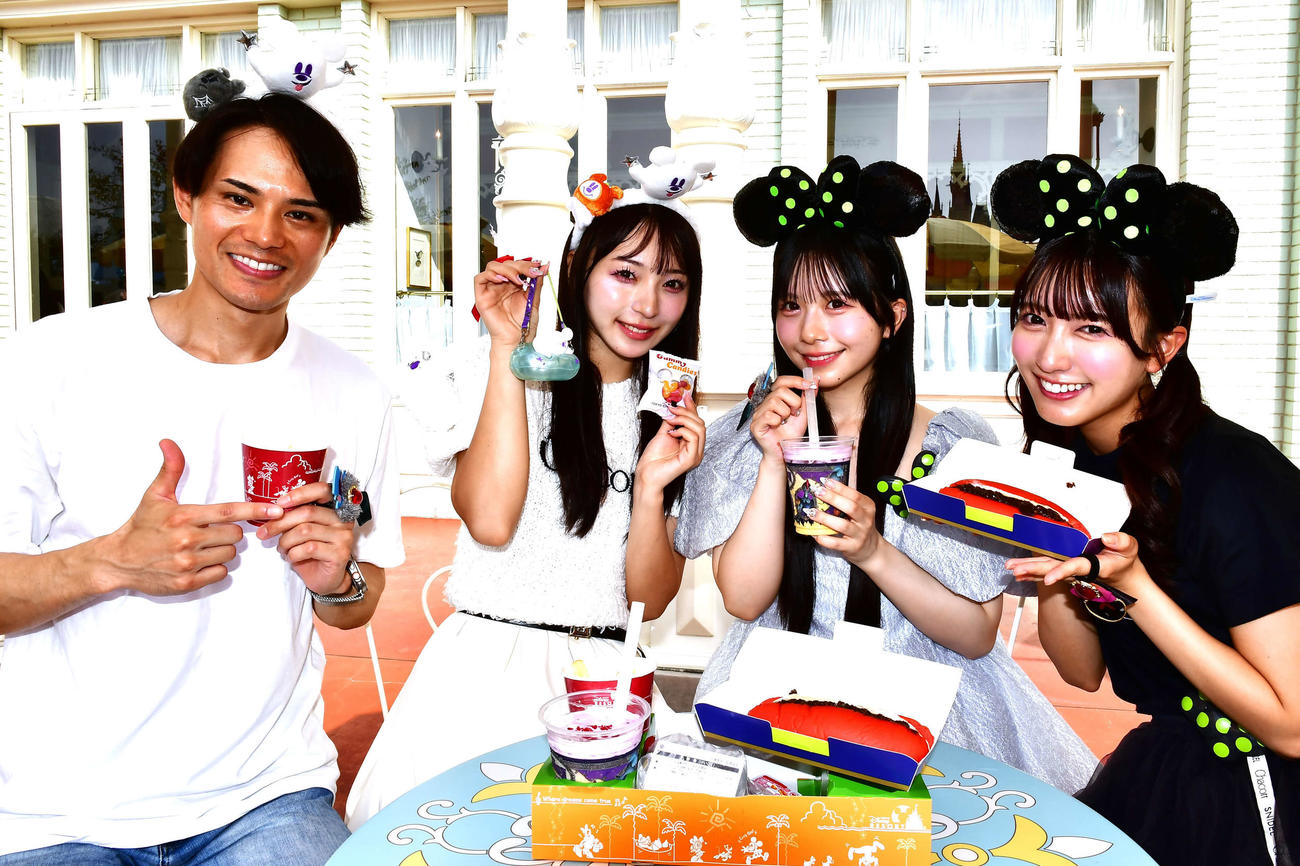 「ディズニー・ハロウィーン」のリポートで特別メニューを試食した、左から近藤雄介、SWEET STEADYの塩川莉世、栗田なつか、山内咲奈（撮影・松尾幸之介）