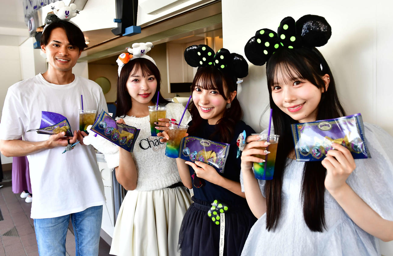 「ディズニー・ハロウィーン」のリポートを行った、左から近藤雄介、SWEET STEADYの塩川莉世、山内咲奈、栗田なつか（撮影・松尾幸之介）