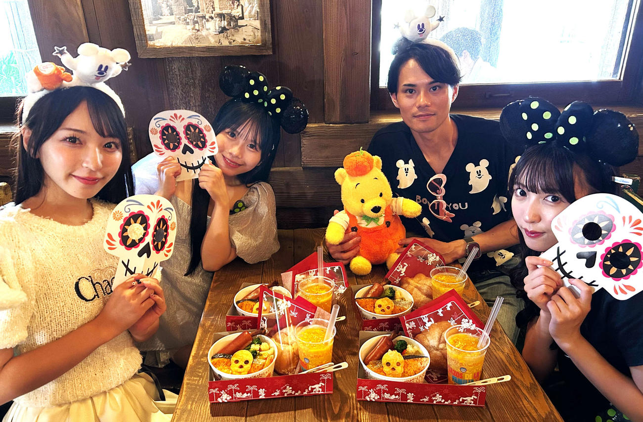 「ディズニー・ハロウィーン」のリポートを行った、左から塩川莉世、栗田なつか、近藤雄介、山内咲奈（撮影・松尾幸之介）
