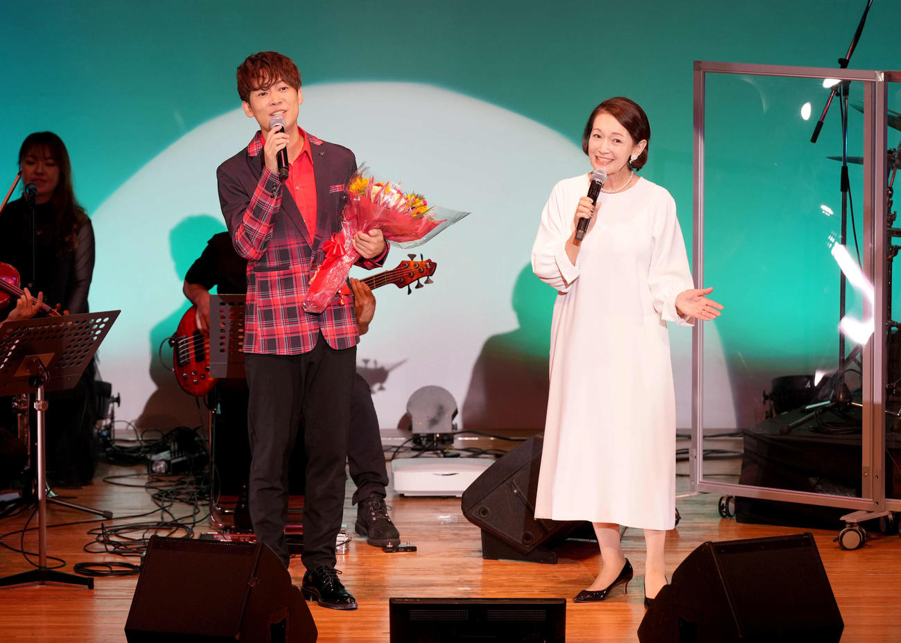 デビュー10周年記念コンサートを行った松阪ゆうき（左）とデュエットした岡田美里