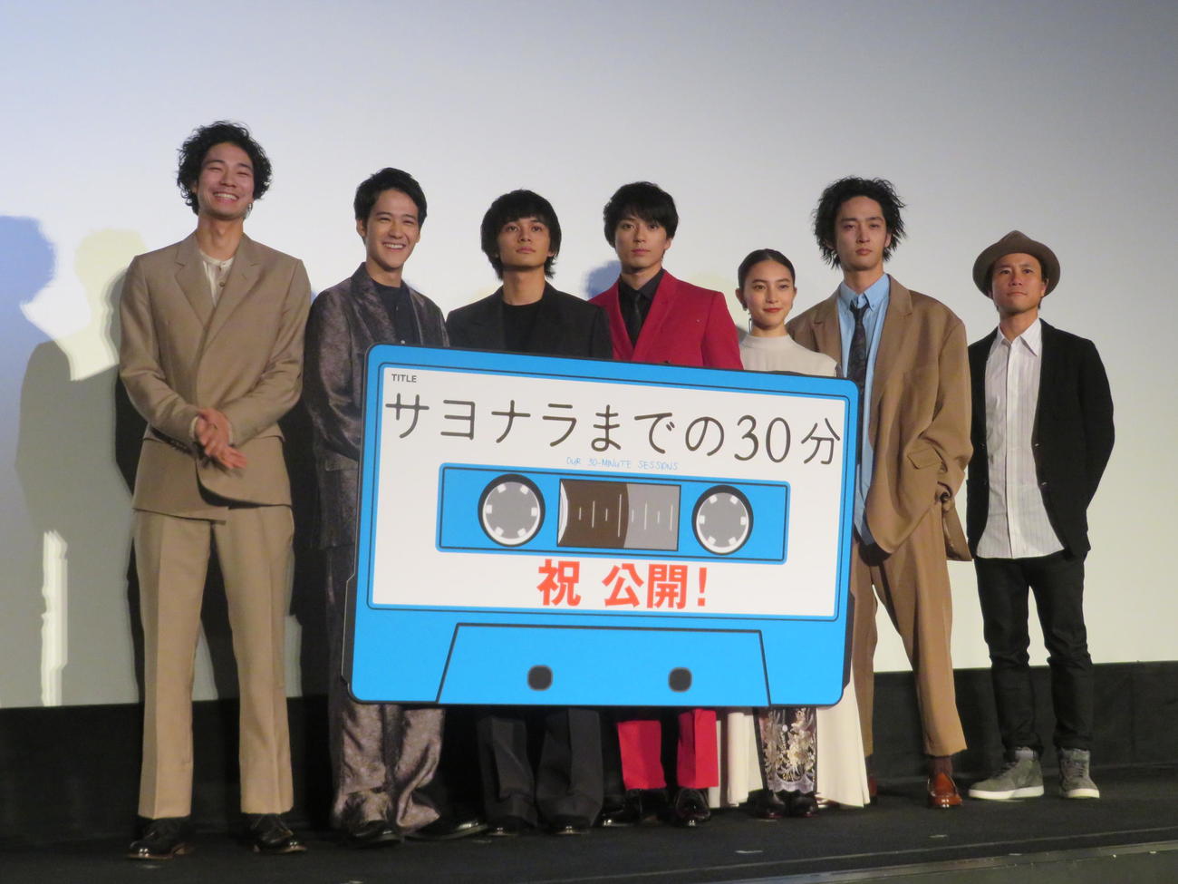 映画「サヨナラまでの30分」公開記念舞台あいさつに出席した、左から清原翔、葉山奨之、北村匠海、新田真剣佑、久保田紗友、上杉柊平、萩原健太郎監督＝2020年1月25日