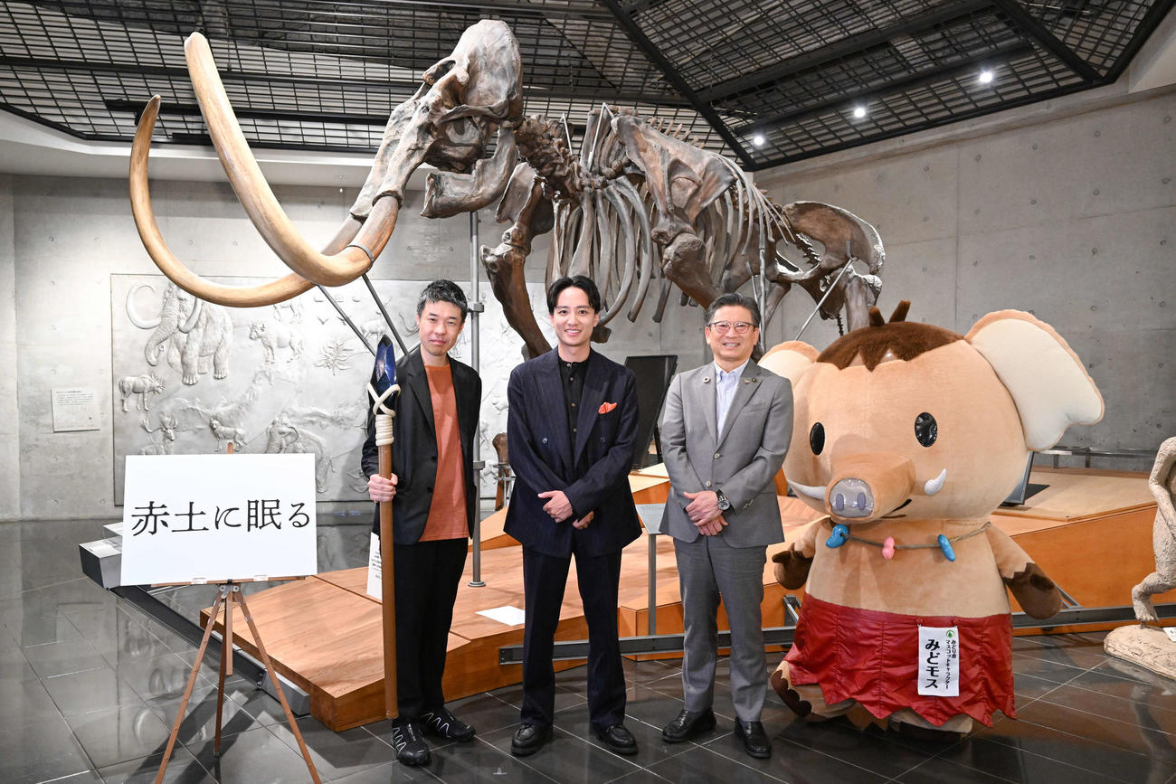 考古学者・相澤忠洋さんを描く映画「赤土に眠る」の製作発表会見に出席した、左から金子雅和監督、藤原季節、須藤昭男みどり市長（C）2027「赤土に眠る」プロジェクト