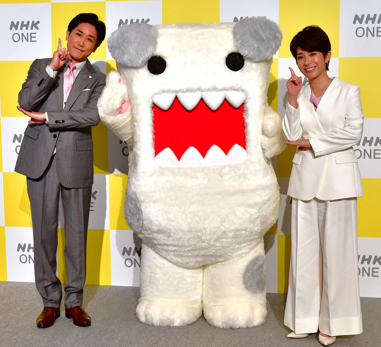 お披露目されたNHK ONE　どーもくん（中央）と廣瀬智美アナウンサーと（右端）と二宮直輝アナウンサー
