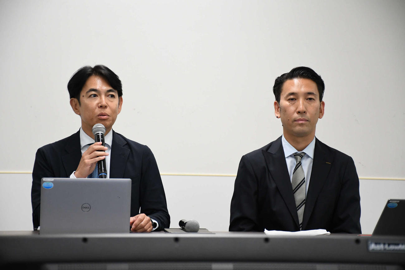 ABCテレビの改編会見に出席した飯田新総合編成局長（左）と北中彰編成部長（撮影・阪口孝志）