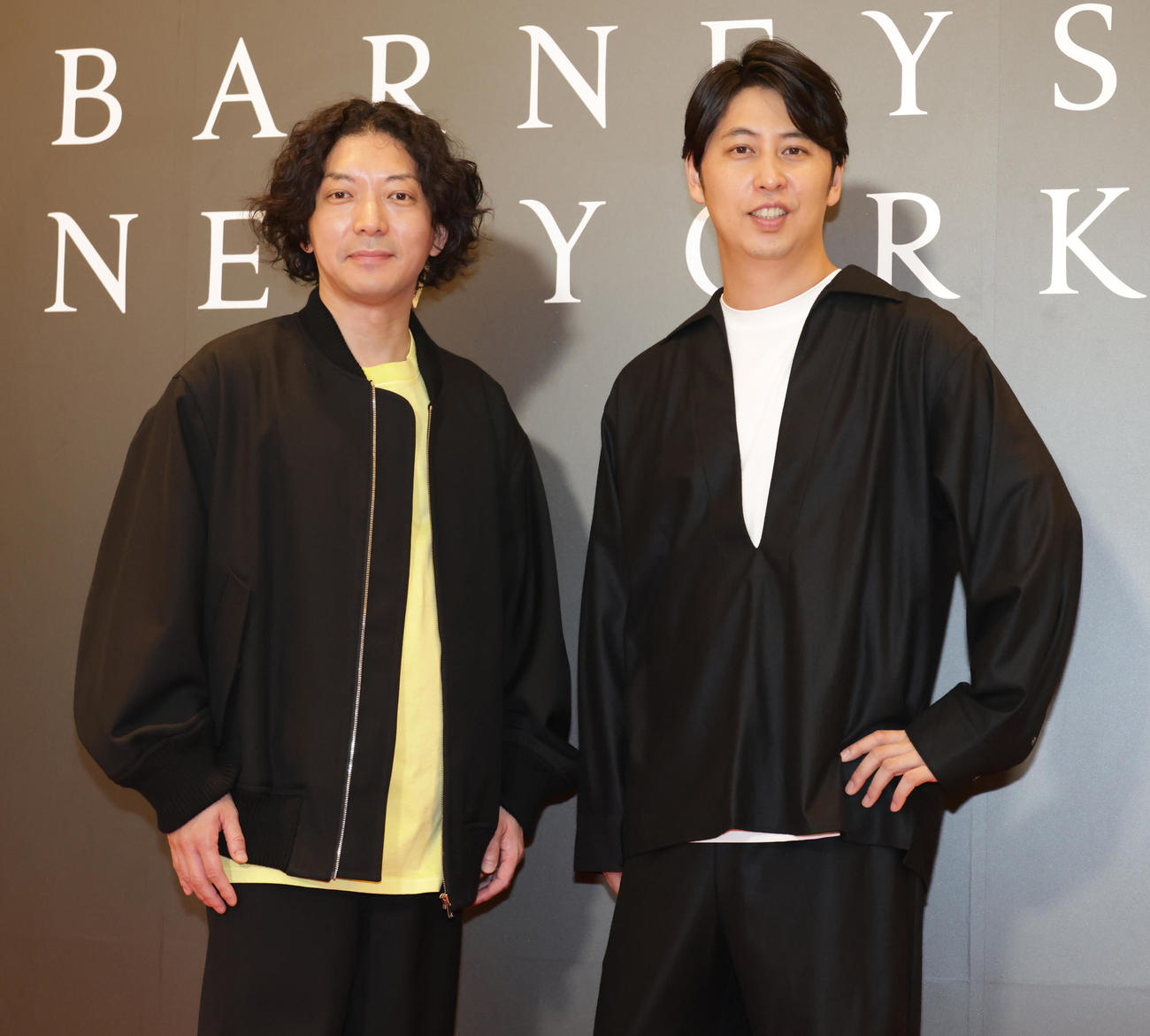 バーニーズ　ニューヨークのイベントに出席したニューヨーク。嶋佐和也（左）と屋敷裕政（撮影・中島郁夫）