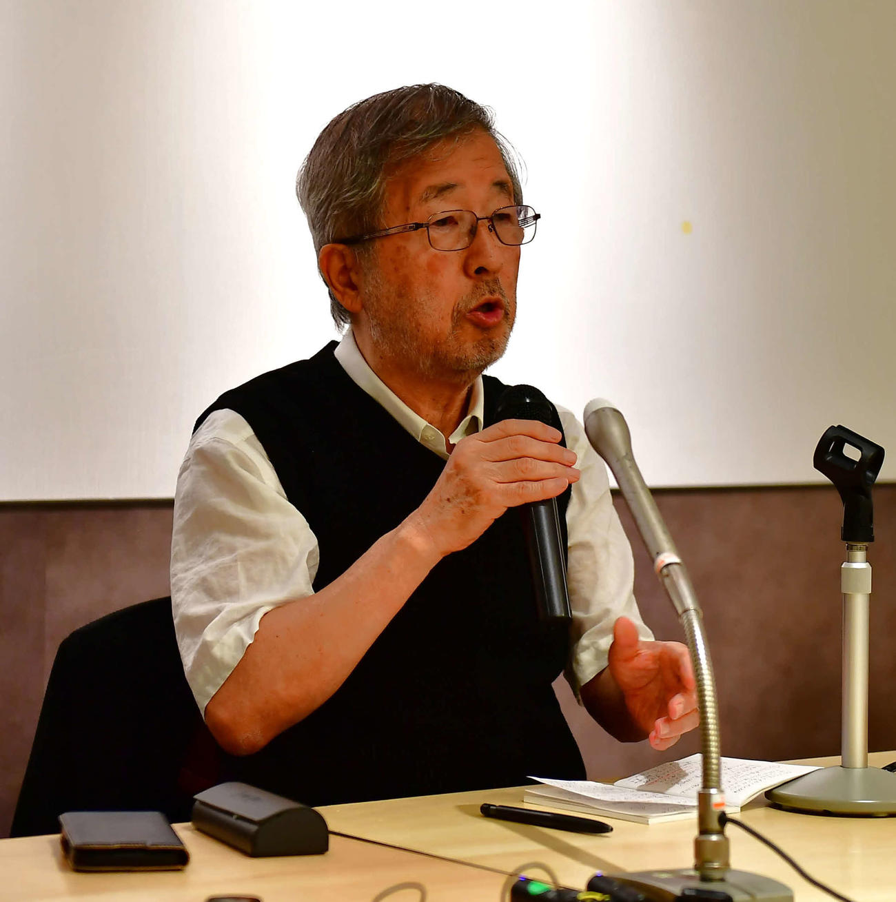 NHKスペシャル「シミュレーション～昭和16年夏の敗戦～」の内容について会見を行った、題材となった総力戦研究所所長、飯村穣陸軍中将の孫で元駐仏大使の飯村豊氏（2025年8月撮影）