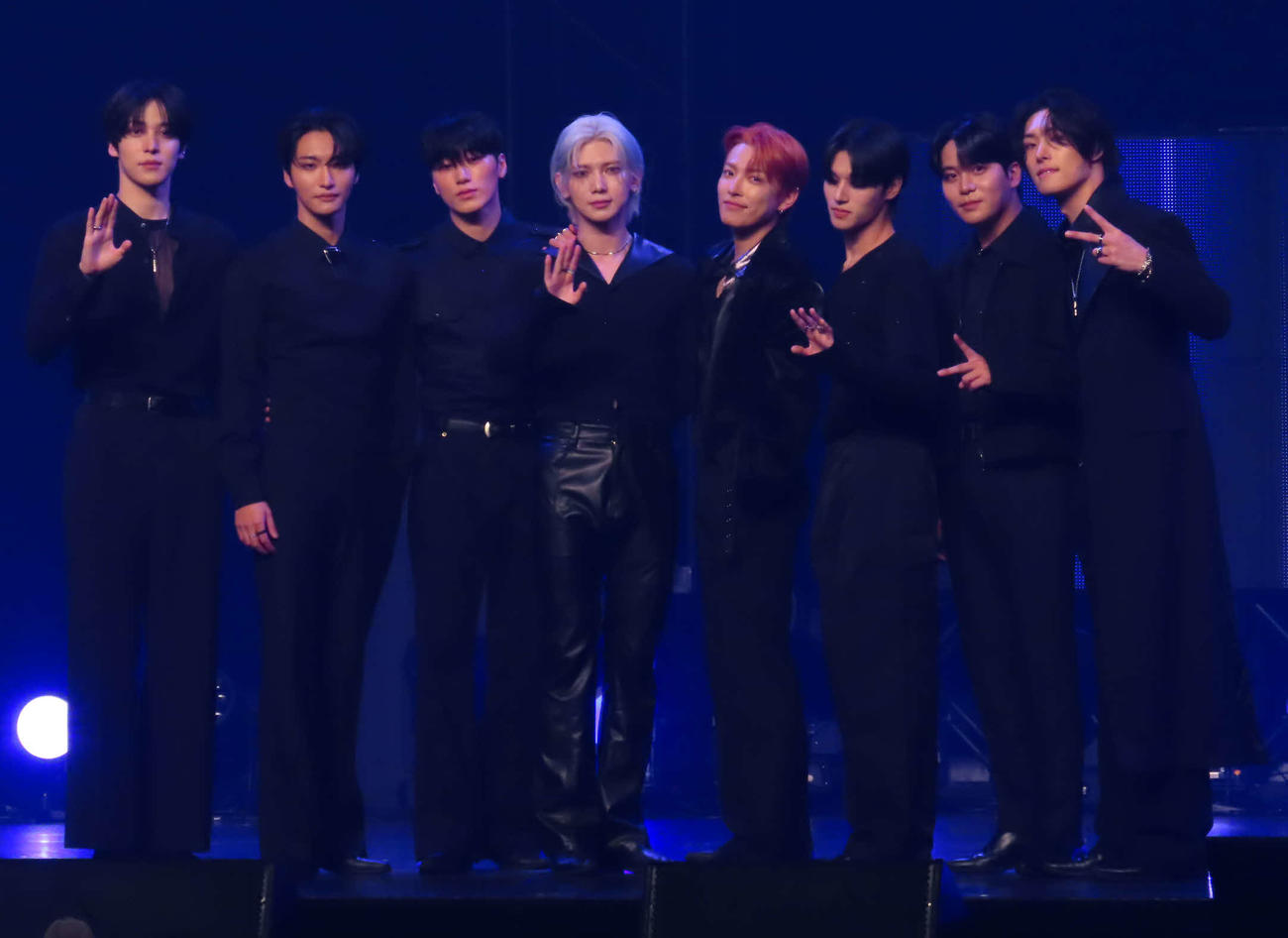「Ashes to Light」発売記念ショーケースを開催したATEEZ。左からYUNHO、SEONGHWA、SAN、YEOSANG、HONGJOONG、WOOYOUNG、JONGHO、MINGI