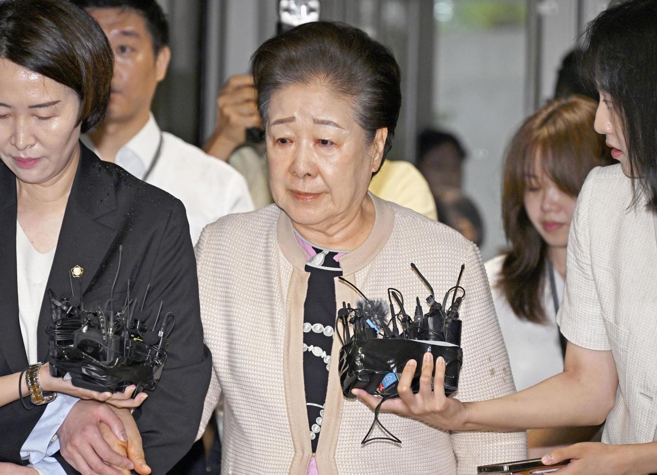 17日、ソウルの特別検察官に出頭した旧統一教会の韓鶴子総裁（中央）（共同）