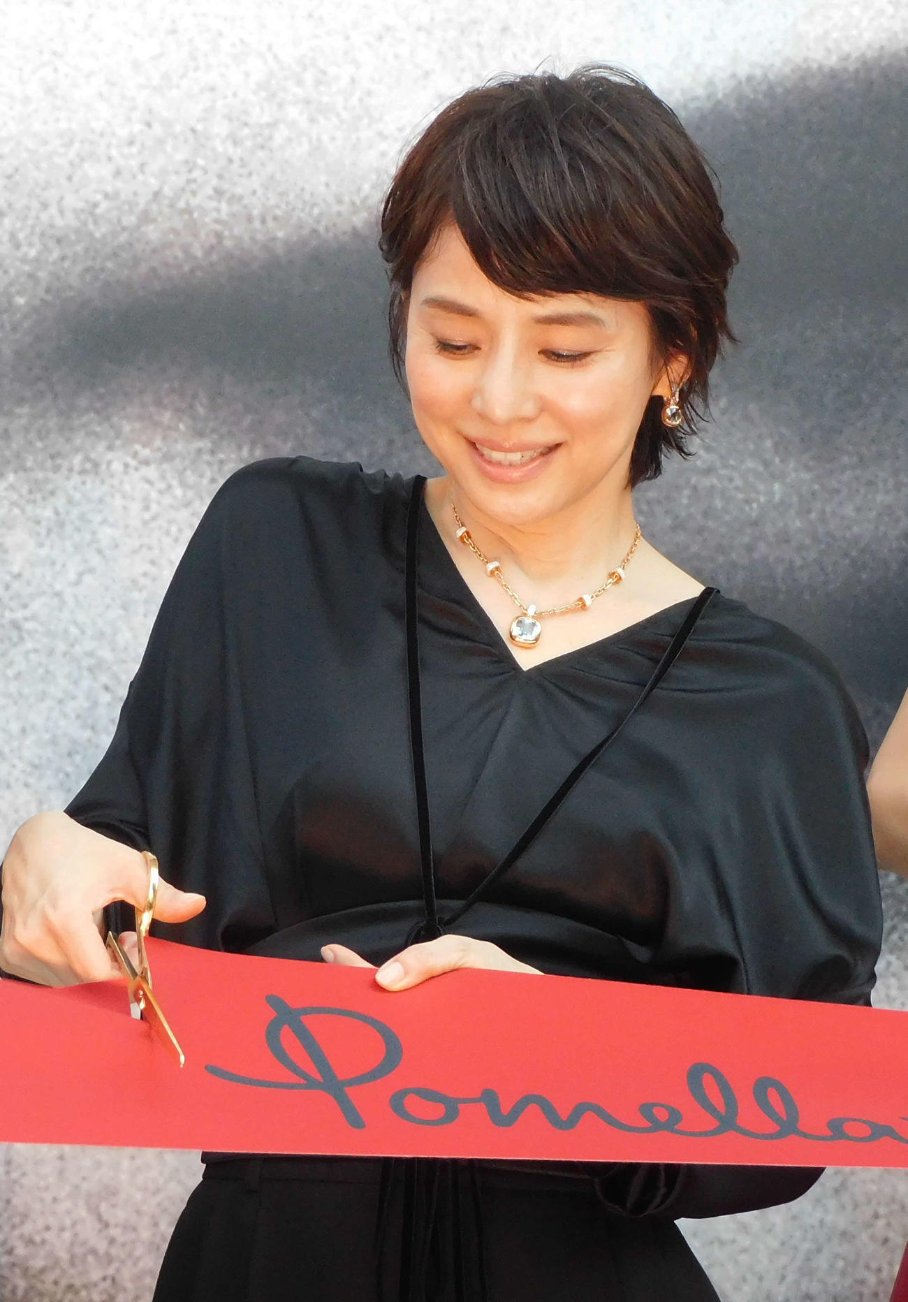 ポメラートのテープカットセレモニーに登場した石田ゆり子（撮影・寺本吏輝）