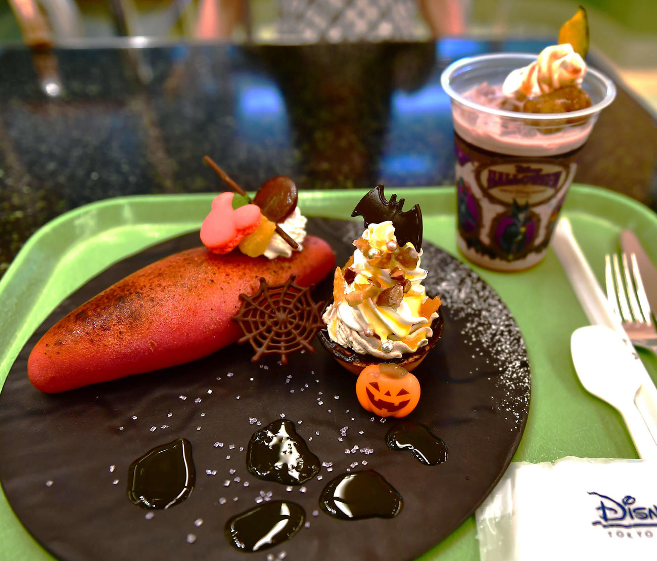 「ディズニー・ハロウィーン」に合わせたディズニーアンバサダーホテル「チックタック・ダイナー」の焼き芋ブレッドとかぼちゃと栗のパフェタルト、スペシャルドリンク