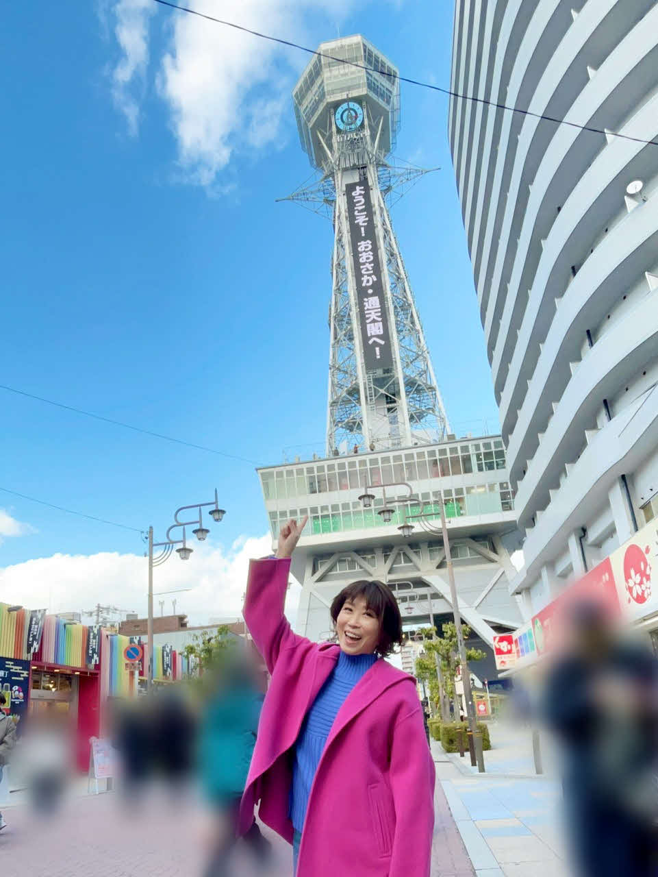 3月発売の「大阪恋しずく」のキャンペーンで大阪を訪れた水森かおり。後方は通天閣