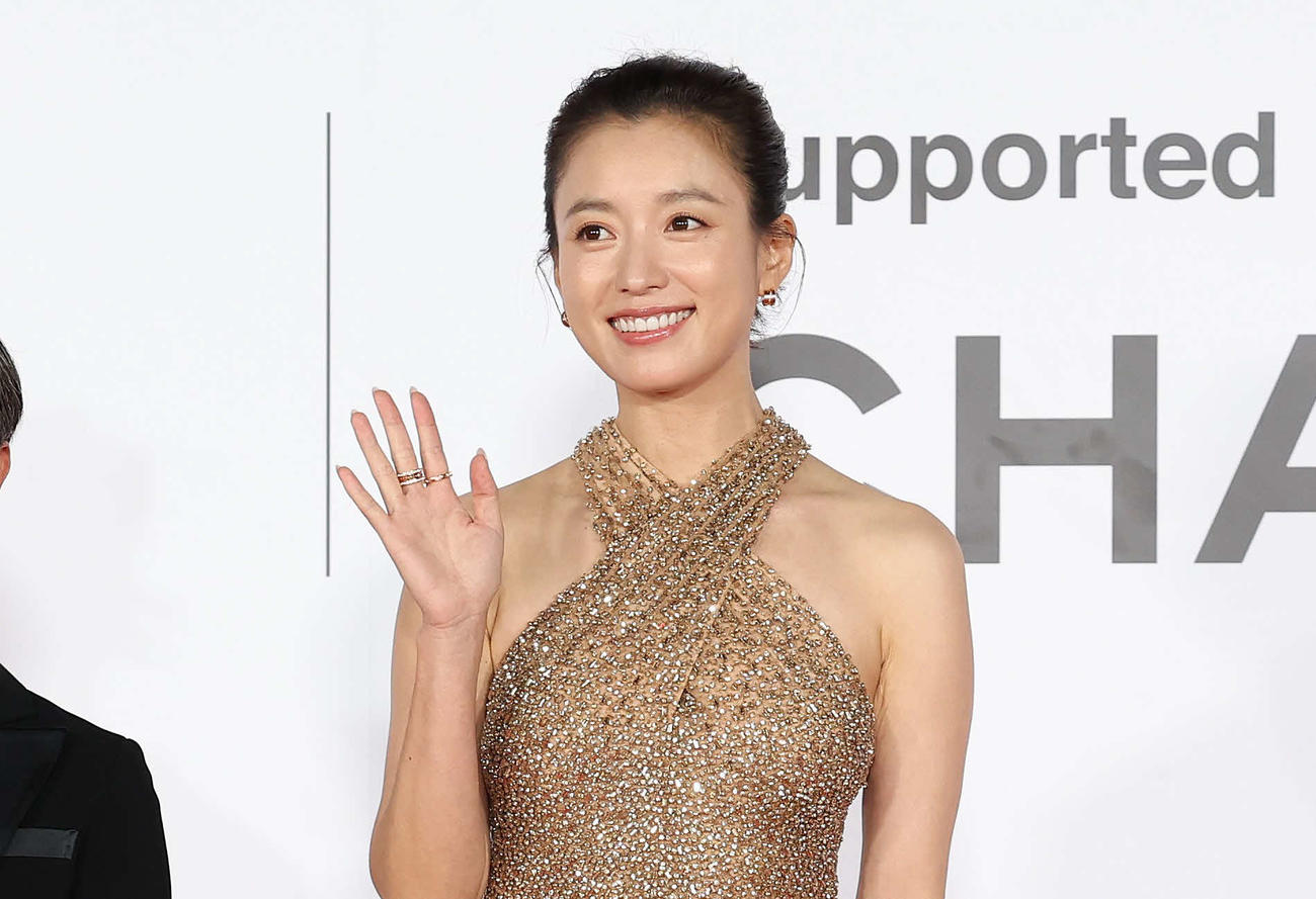 釜山国際映画祭オープニングセレモニーのレッドカーペットに登場した「匿名の恋人たち」のハン・ヒョジュ（C）Getty Images