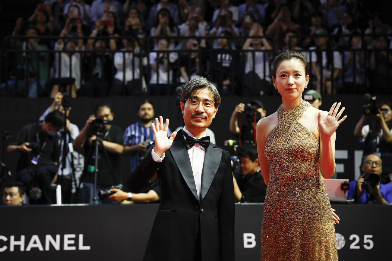 釜山国際映画祭オープニングセレモニーのレッドカーペットに登場した「匿名の恋人たち」の月川翔監督とハン・ヒョジュ（C）Getty Images