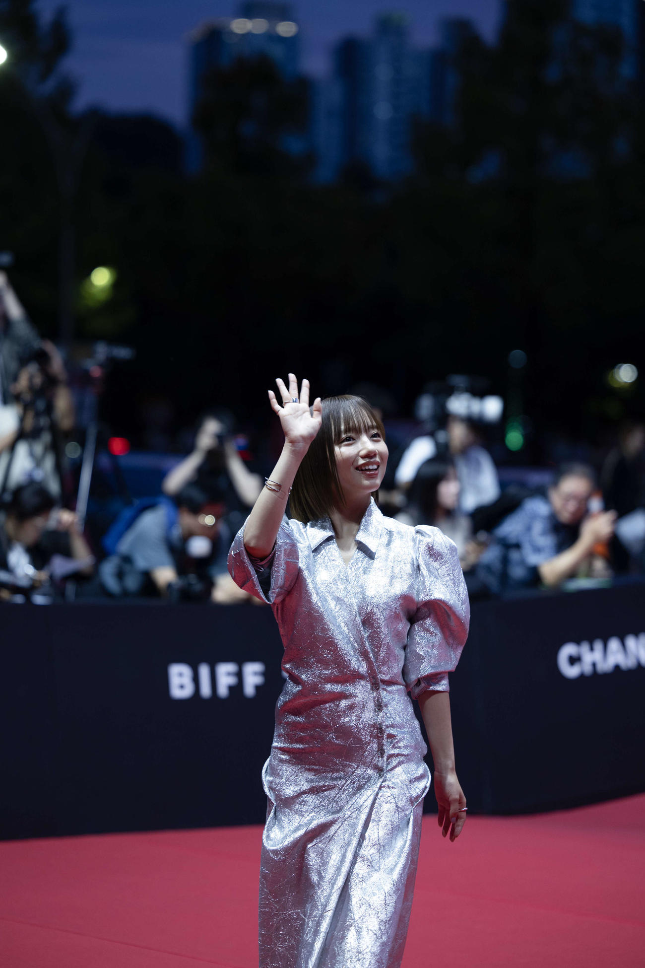 釜山国際映画祭オープニングセレモニーのレッドカーペットに登場した「恋愛裁判」の齊藤京子