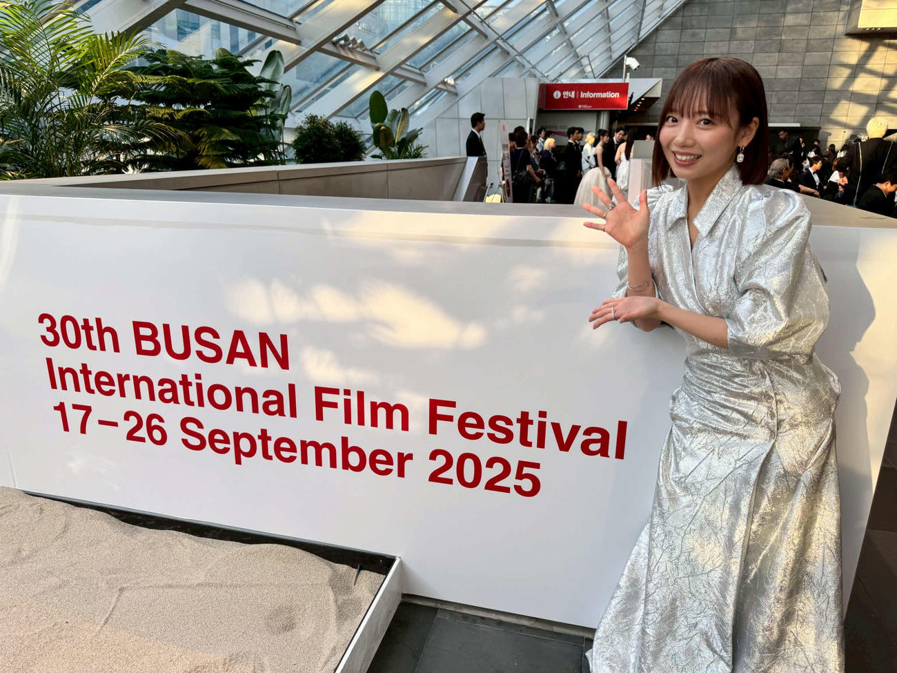 釜山国際映画祭オープニングセレモニーのレッドカーペットに登場した「恋愛裁判」の齊藤京子