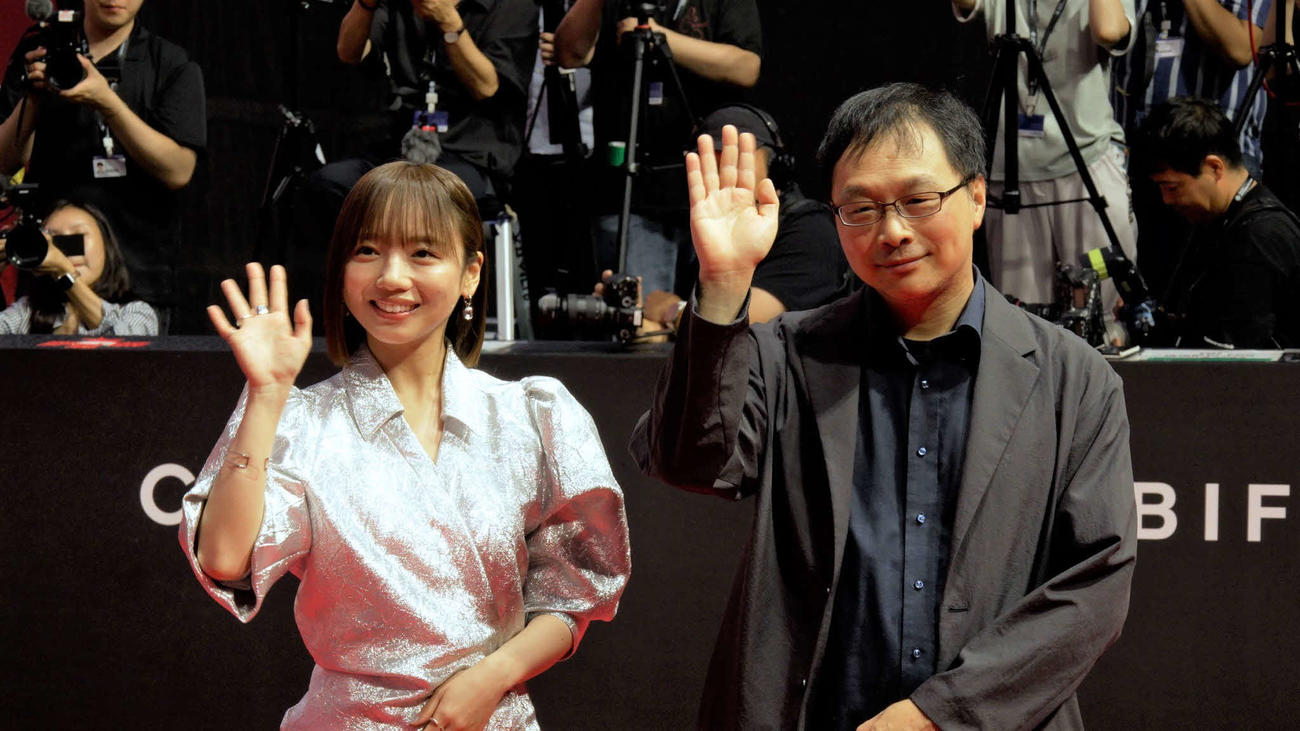 釜山国際映画祭オープニングセレモニーのレッドカーペットに登場した「恋愛裁判」の齊藤京子と深田晃司監督