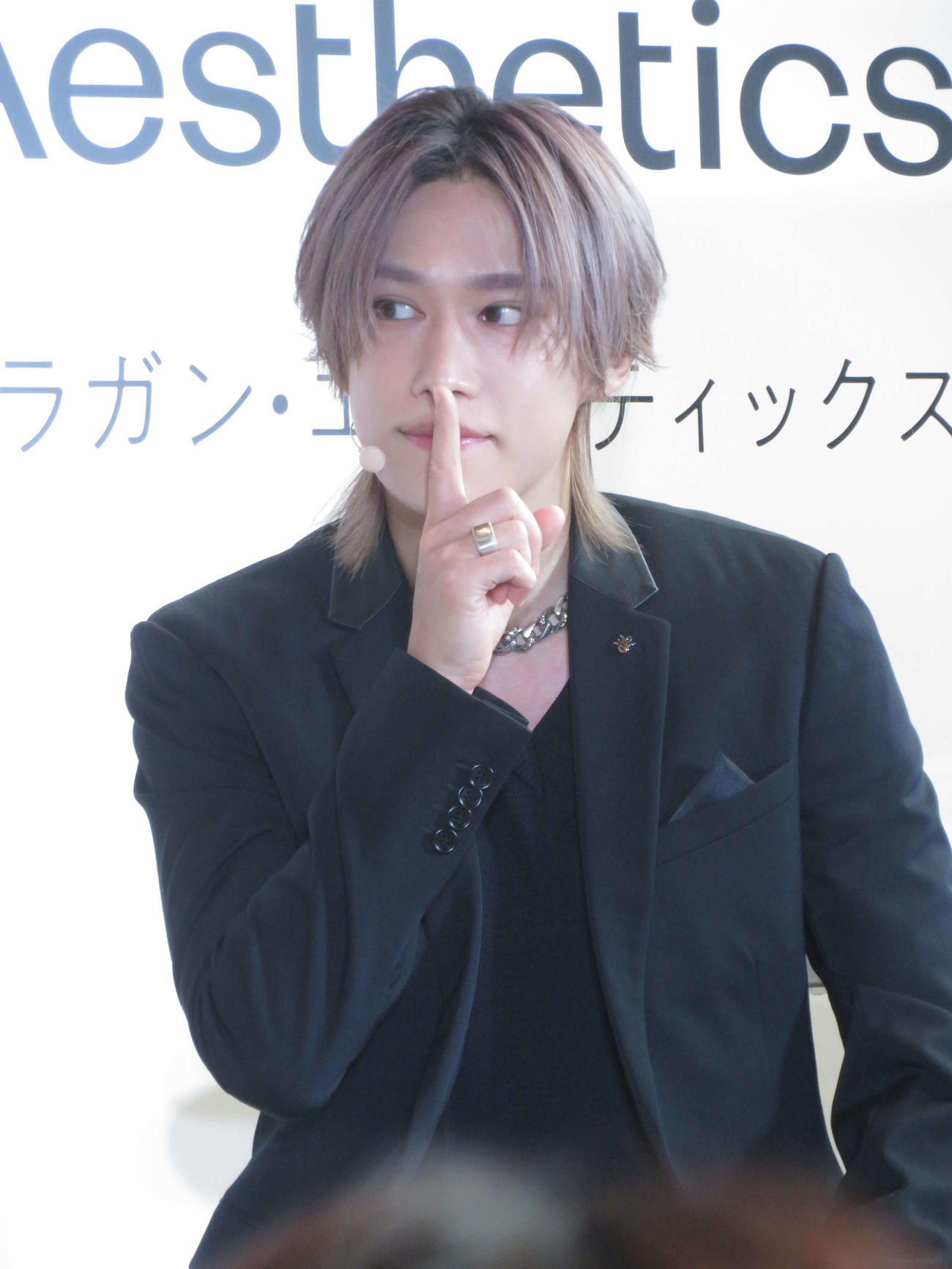 「お肌見Salon」発表会にゲスト出演し、EラインをチェックするKis－My－Ft2千賀健永