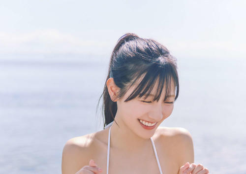 日向坂46河田陽菜、ビーチでのさわやかビキニカット解禁 はにかみ