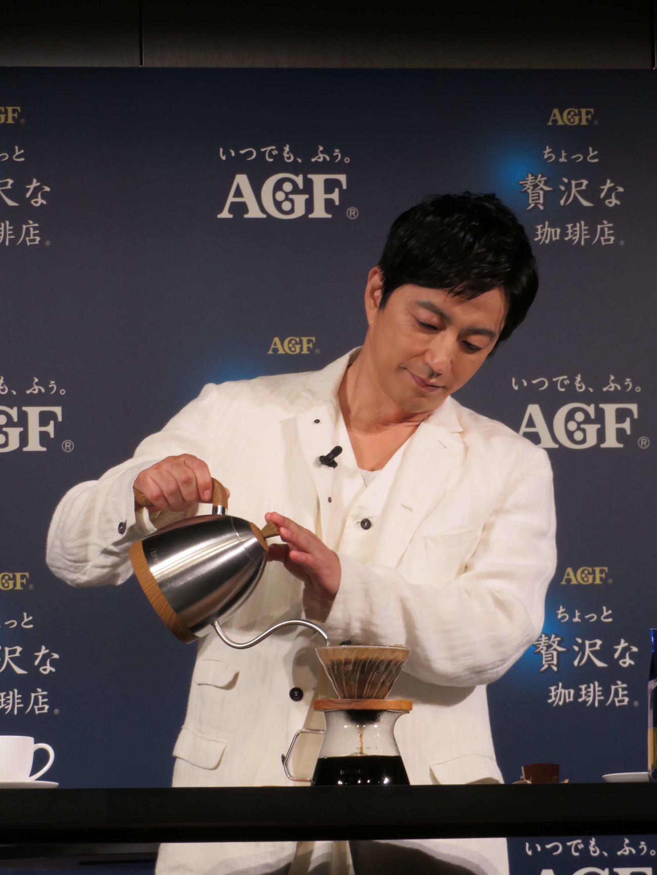 味の素AGF「ちょっと贅沢な珈琲店」新TVCM発表会でコーヒーを入れる大沢たかお（撮影・村上幸将）