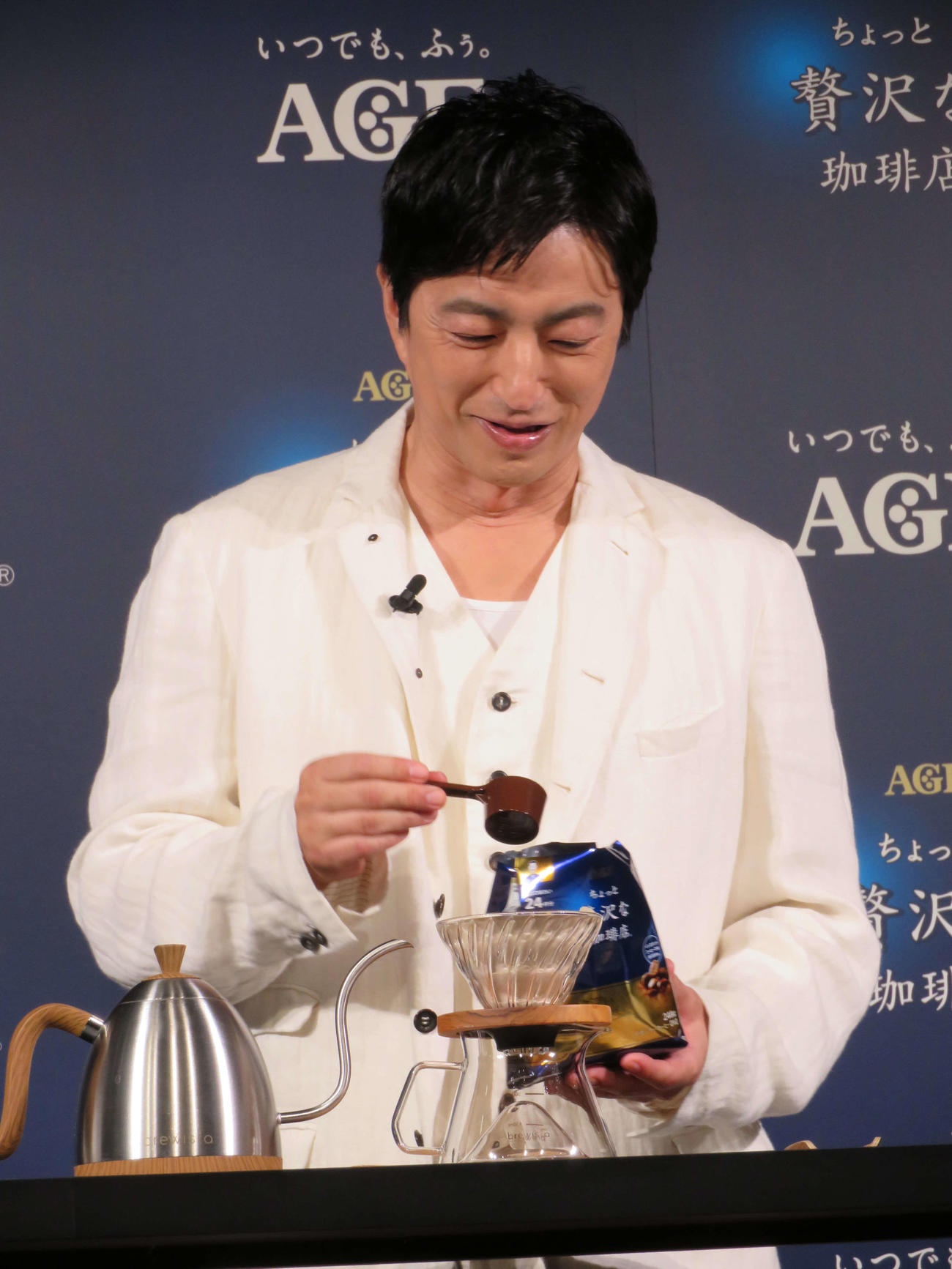 味の素AGF「ちょっと贅沢な珈琲店」新TVCM発表会でコーヒーを入れる大沢たかお（撮影・村上幸将）