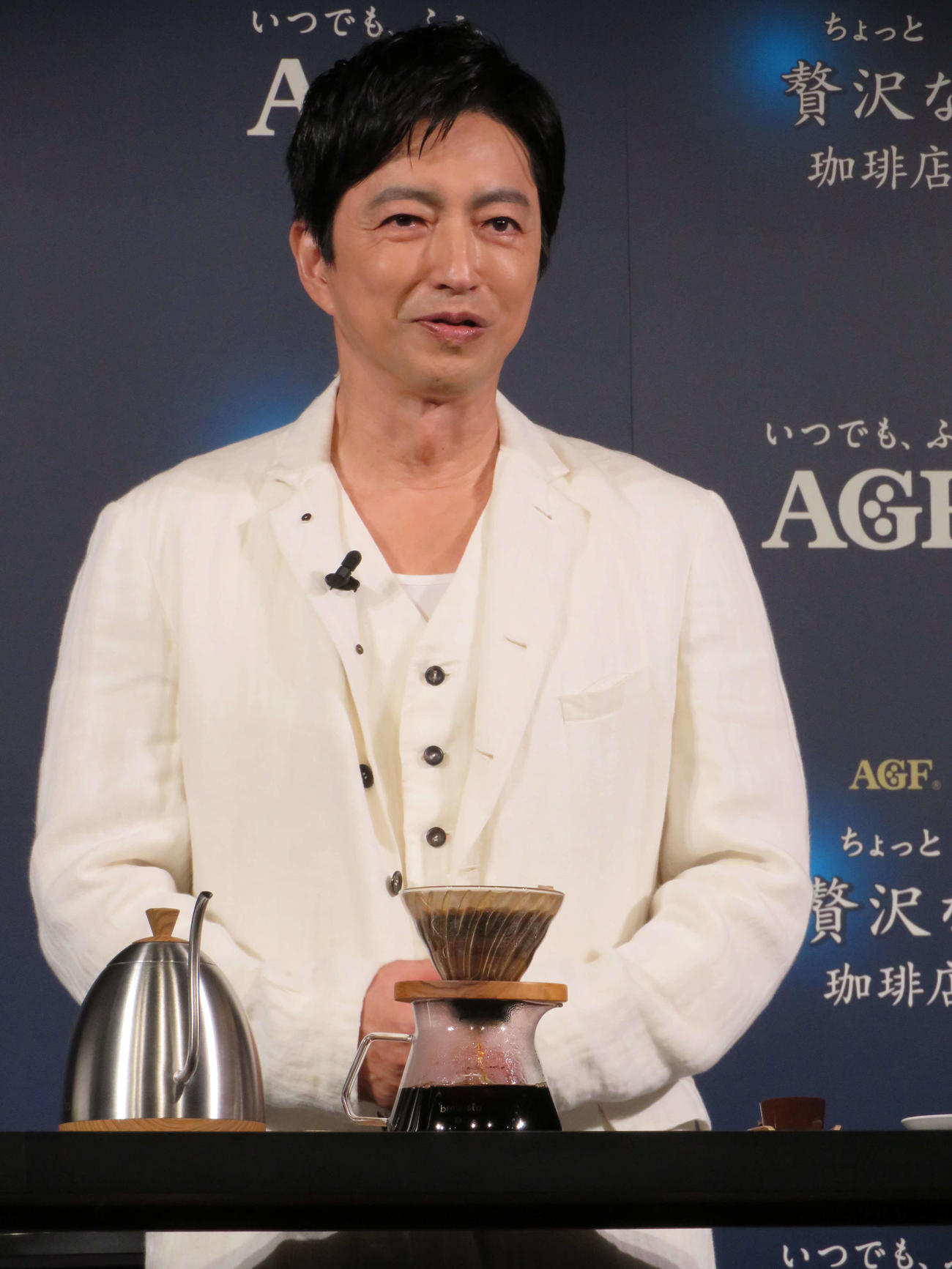 味の素AGF「ちょっと贅沢な珈琲店」新TVCM発表会でコーヒーを入れる大沢たかお（撮影・村上幸将）