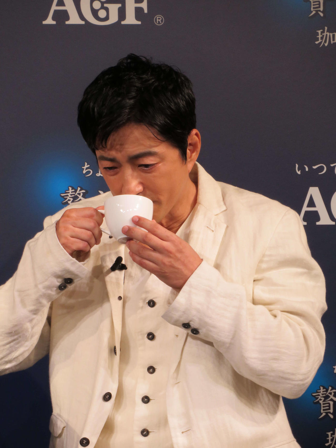 味の素AGF「ちょっと贅沢な珈琲店」新TVCM発表会で自分が入れたコーヒーを飲む大沢たかお（撮影・村上幸将）
