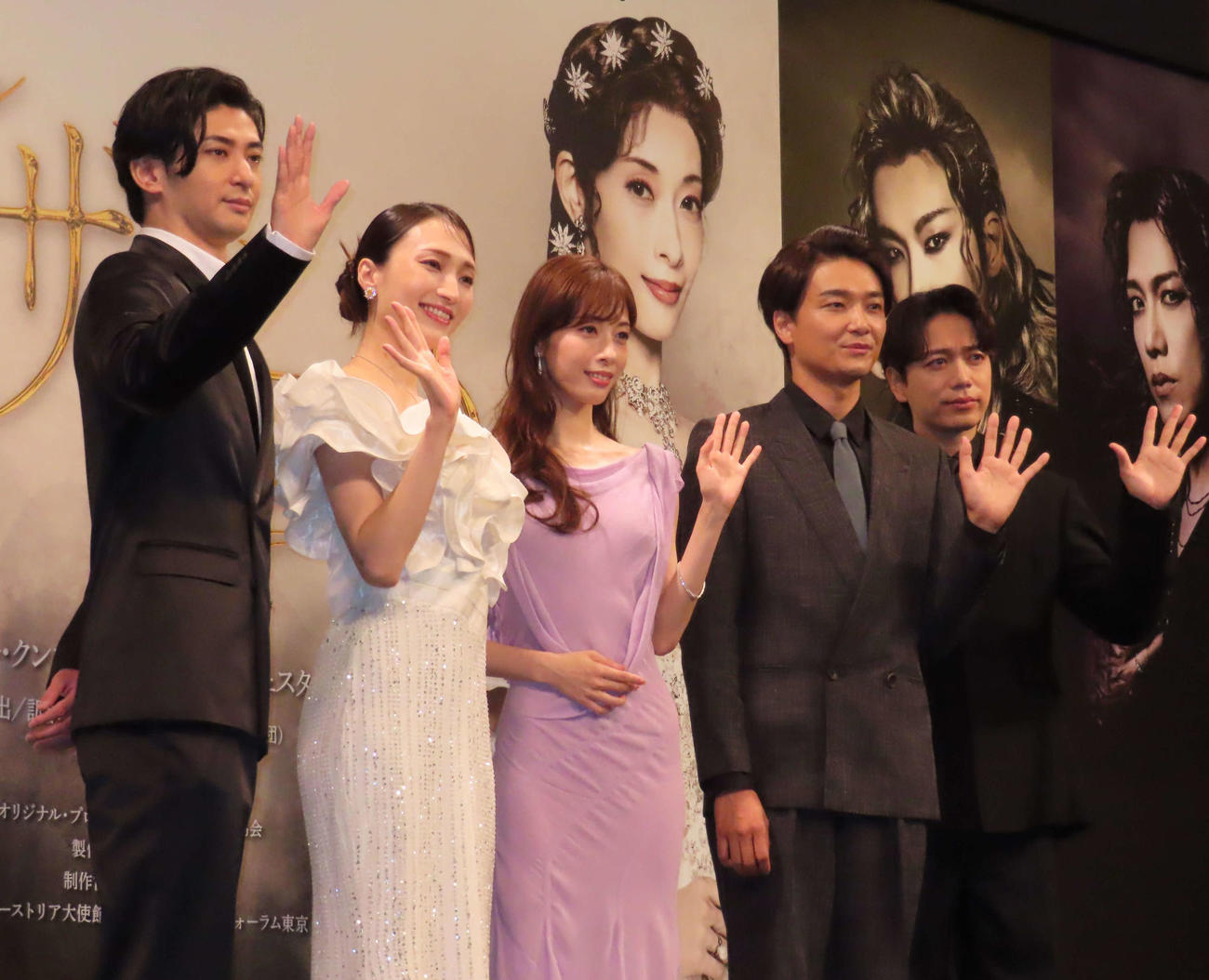 ミュージカル「エリザベート」制作会見に出席した、左から古川雄大、望海風斗、明日海りお、井上芳雄、山崎育三郎