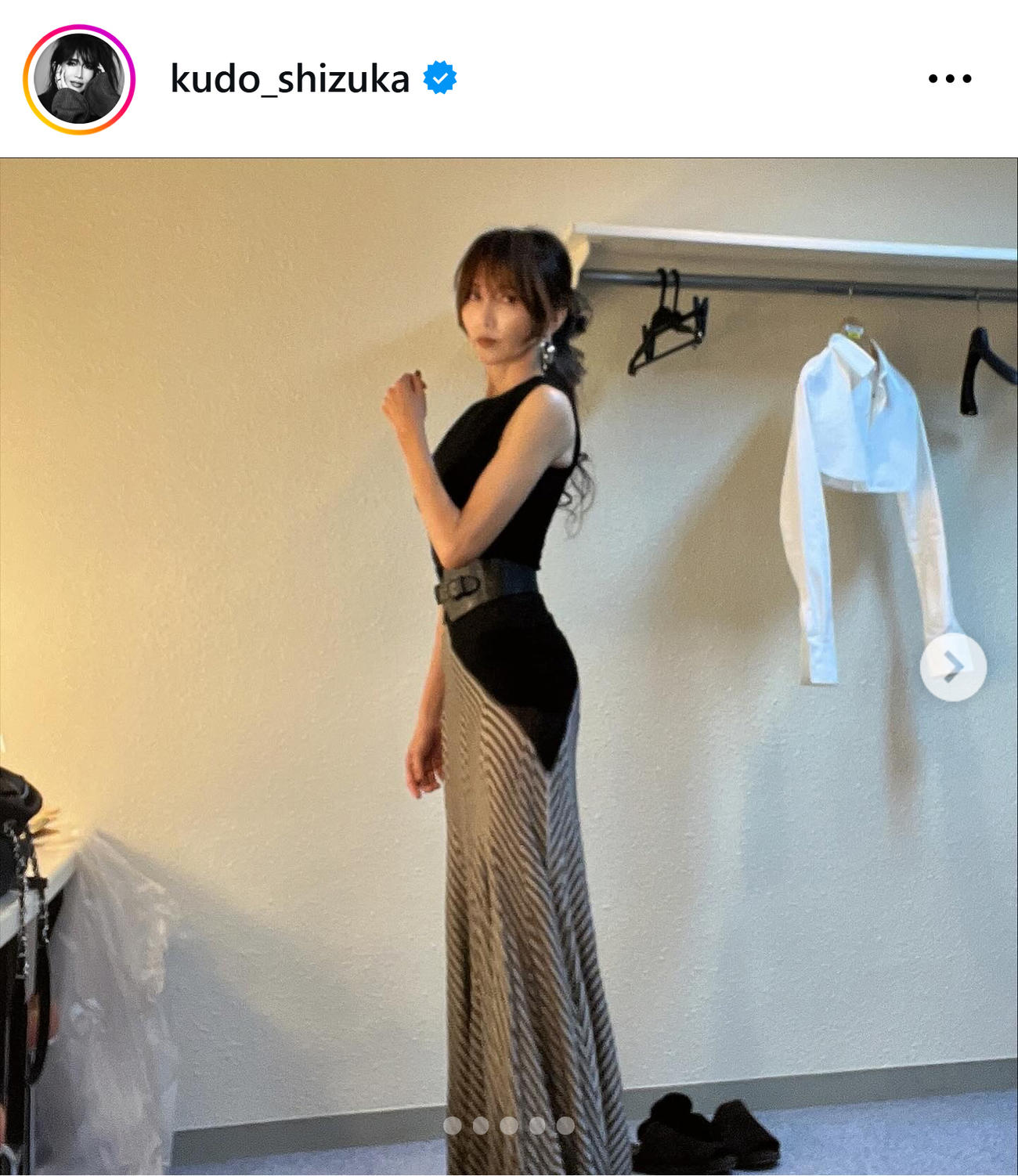 ボディーラインくっきりロングドレス姿（工藤静香のインスタグラムから）