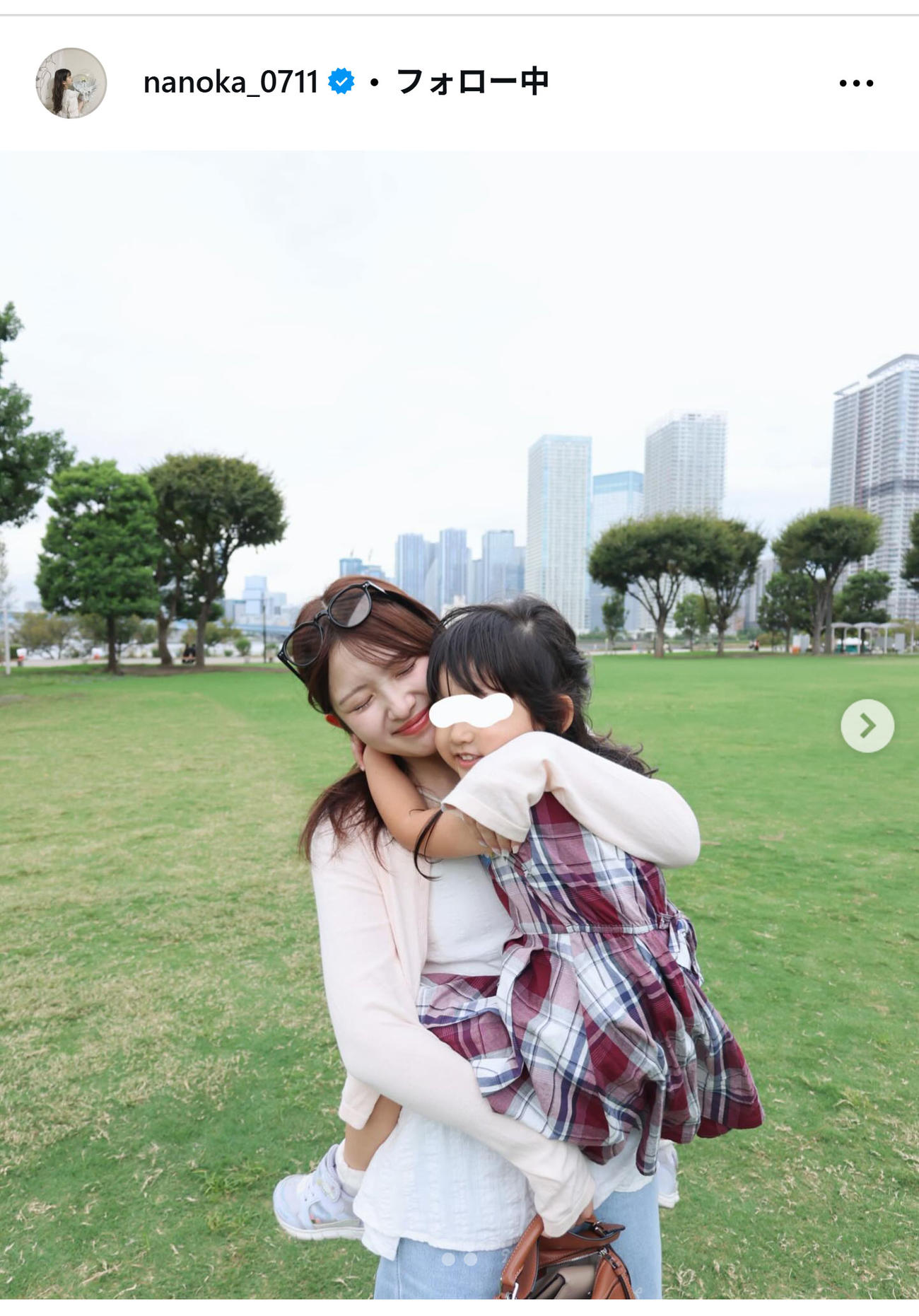 娘を抱っこする青木菜花（インスタグラムから）