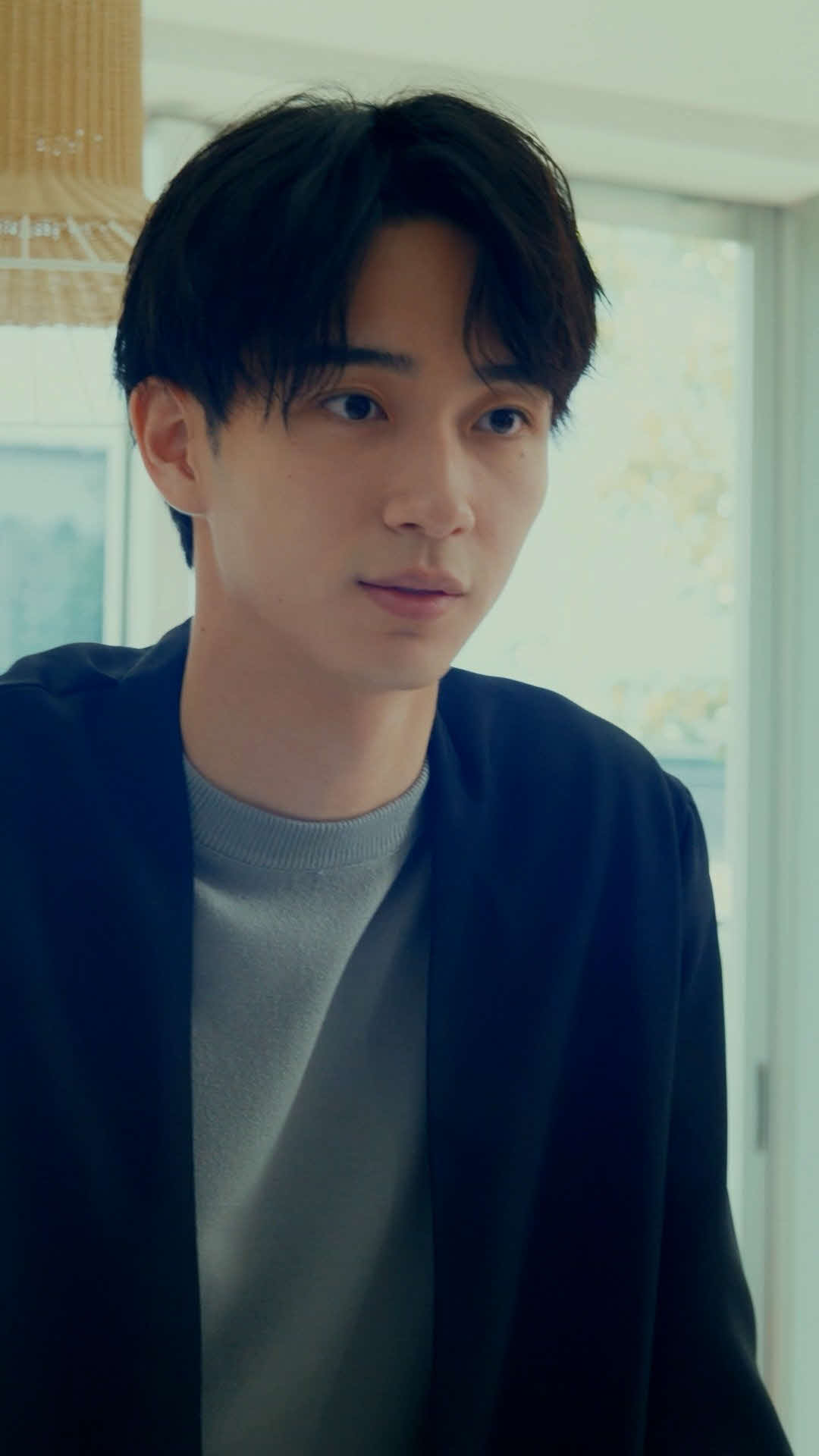 畑芽育と野村康太が主演した縦型ショートドラマ「一寸の光陰」リメイク版の1シーン